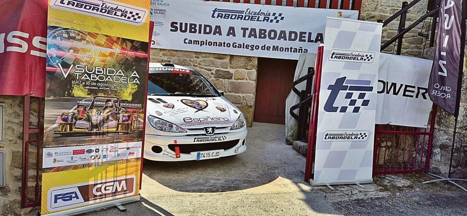 Uno de los vehículos participantes, preparado para la competición.