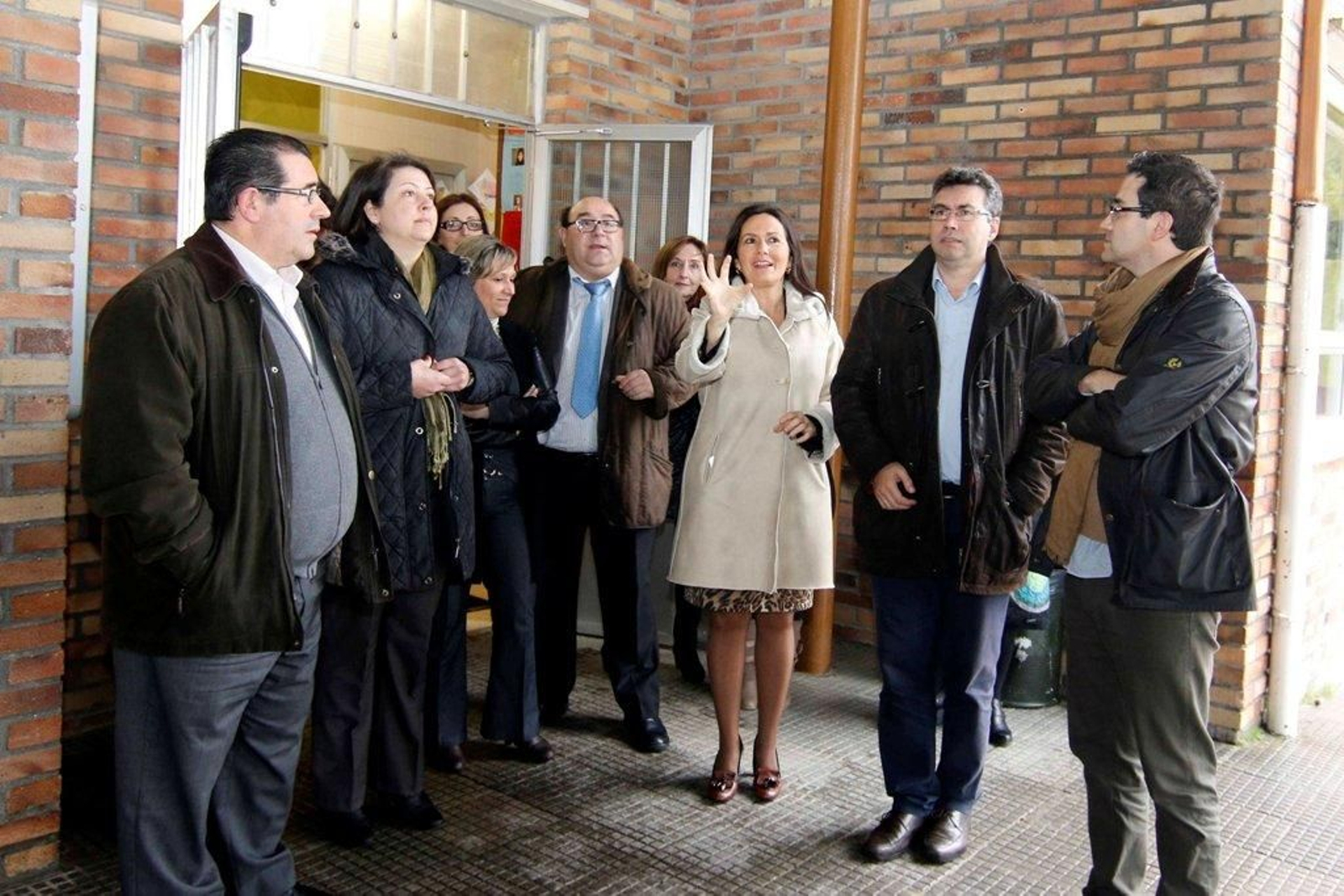 EL alcalde estuvo acompañado en la visita por la delegada de la Xunta y varios concejales.