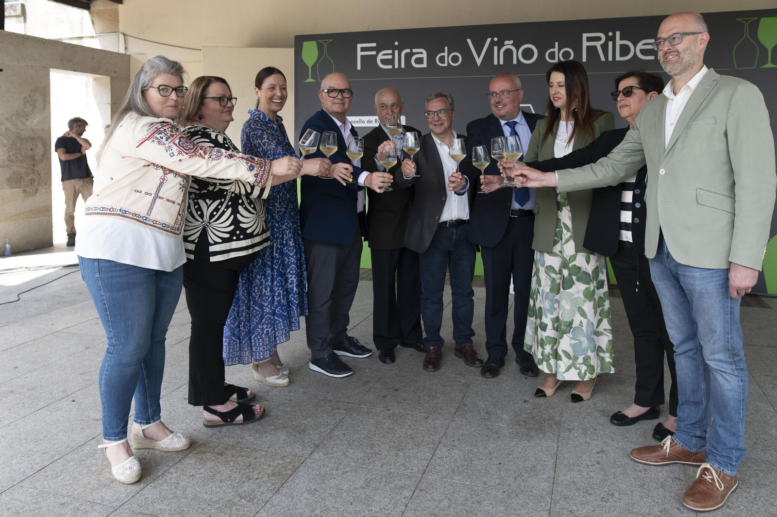Ambiente festivo, brindis y degustaciones en el recinto de la Alameda de Ribadavia durante la celebración de la 63ª Feira do Viño do Ribeiro