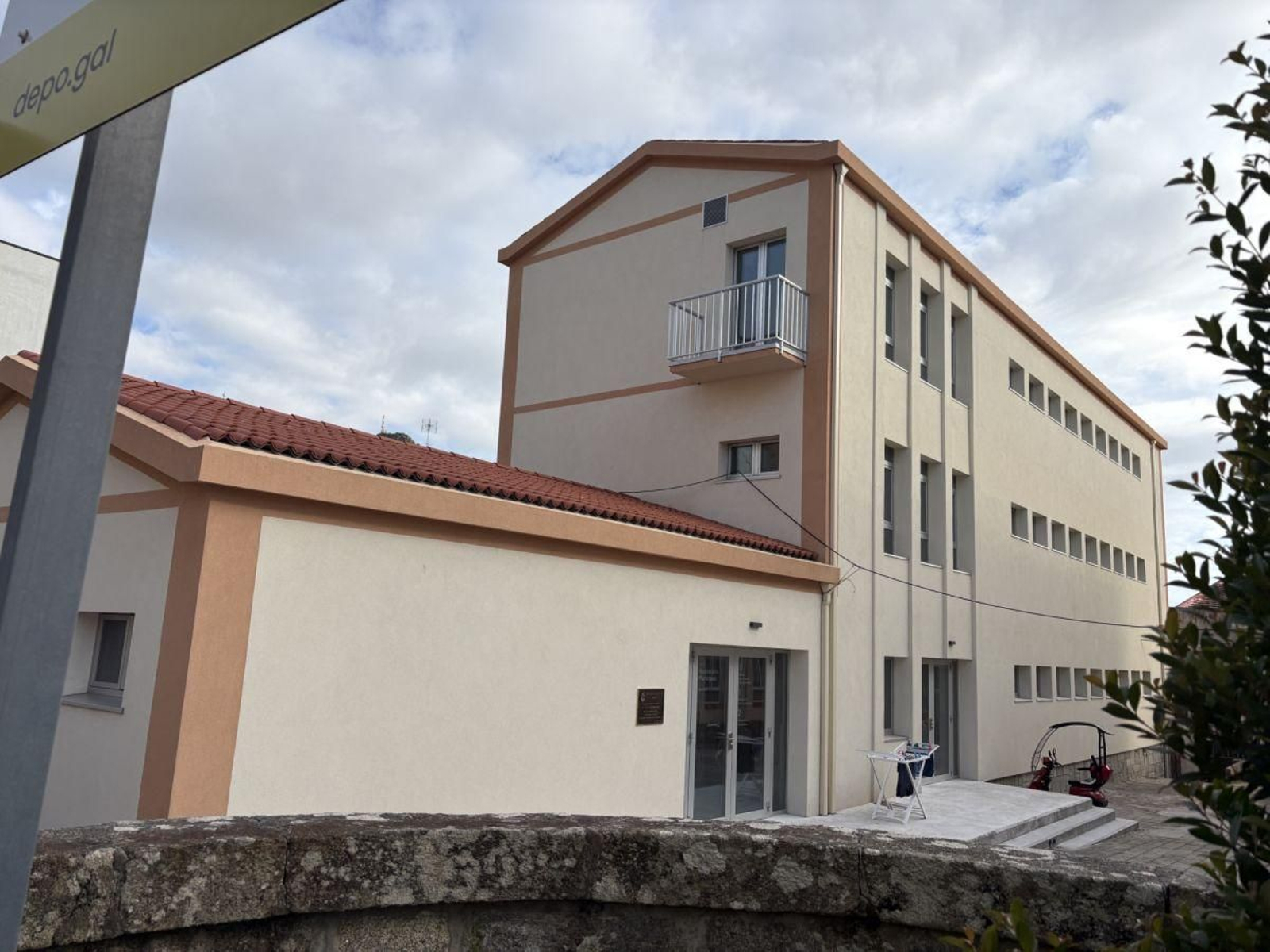 El edificio está completamente recuperado y renovado.
