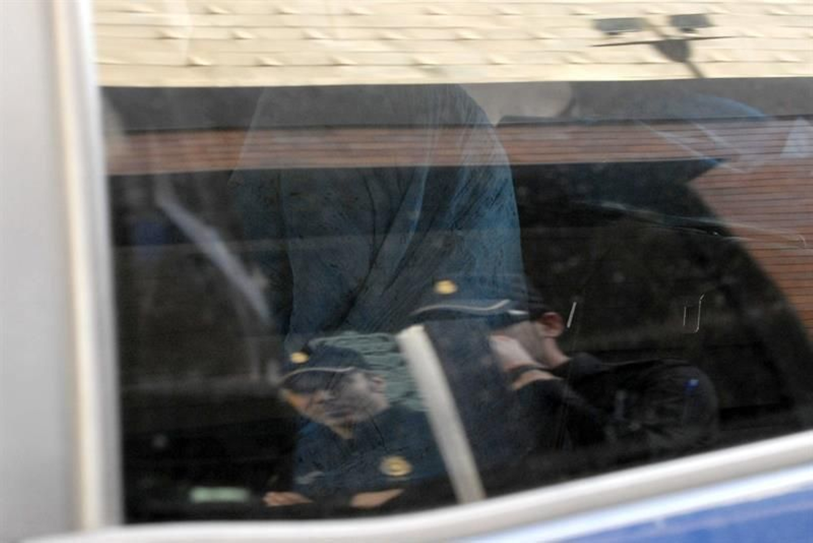 María Montserrat González Fernández, de 55 años, una de las detenidas por el asesinato de la presidenta de la Diputación de León, Isabel Carrasco, y madre de otra de las arrestadas, sale de la comisaría de León