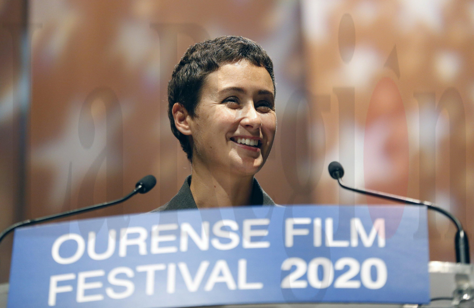 Entrega el premio a Adolfo Domínguez, en manos de Tiziana Domínguez.
Foto: Xesús Fariñas