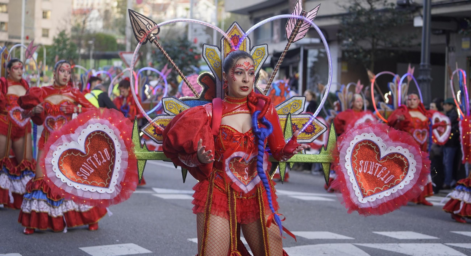 Galería | El desfile de comparsas del Entroido 2026 ilumina las calles de Vigo