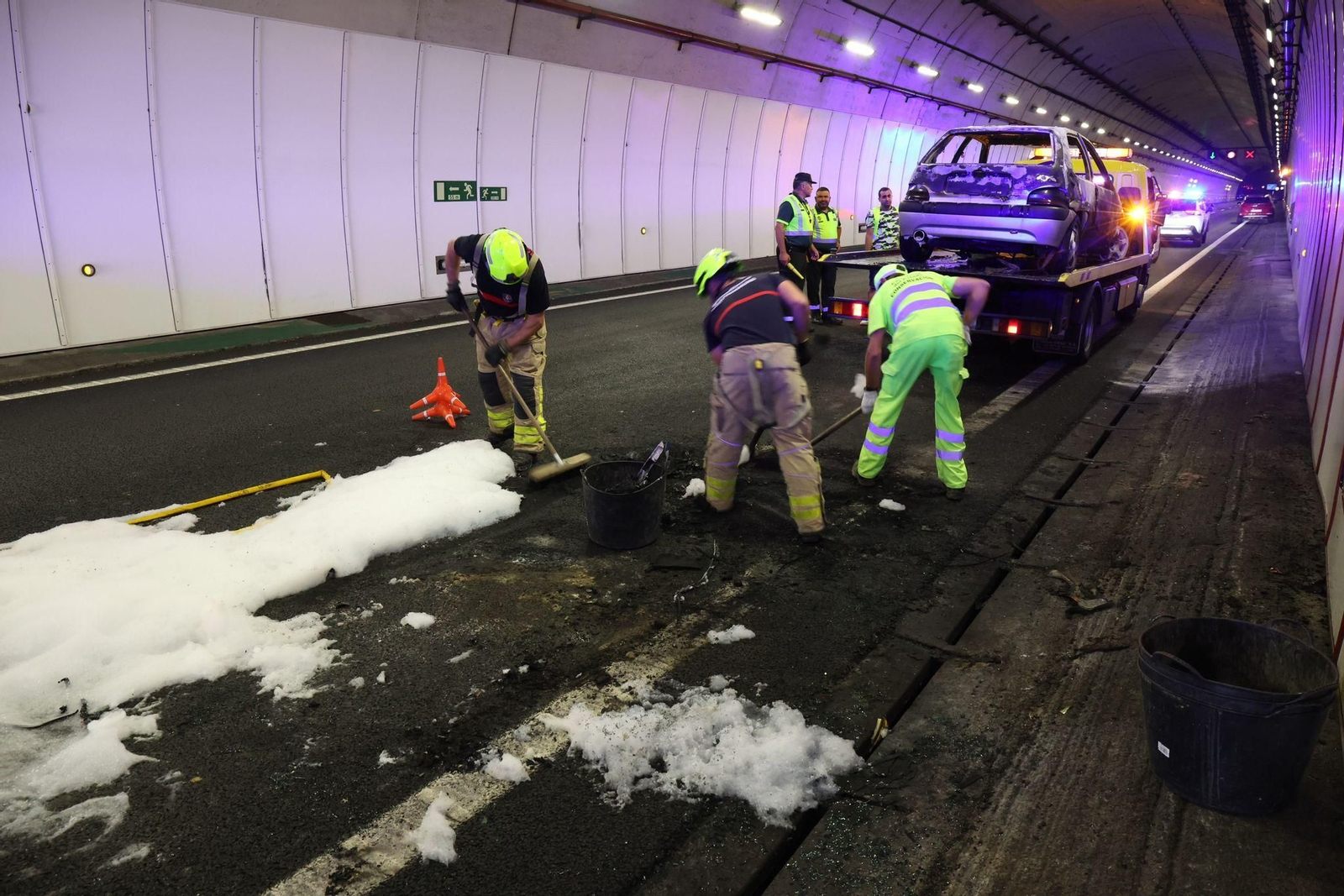El coche quemado en el interior del túnel de A Cañiza. // Alberte