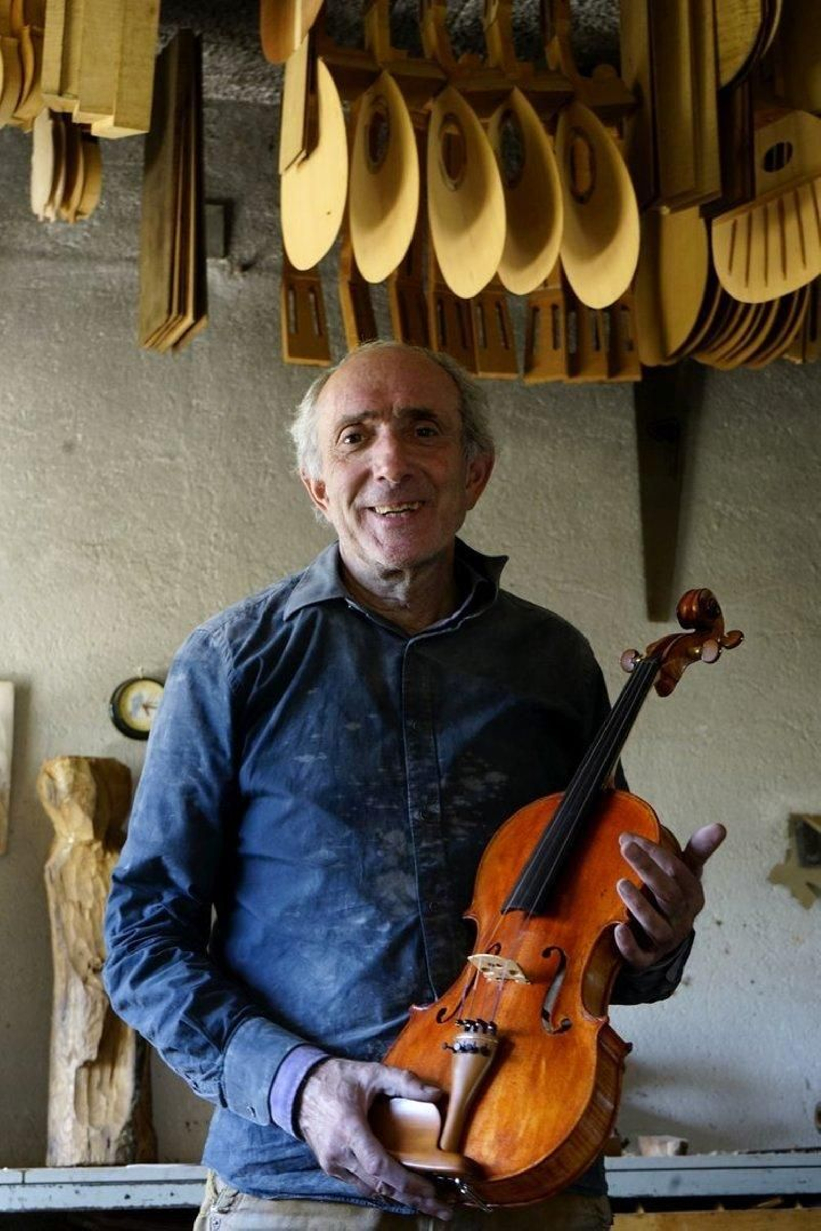 Arturo Andrade, en Allariz con un violín. (Foto: Marcos Atrio)