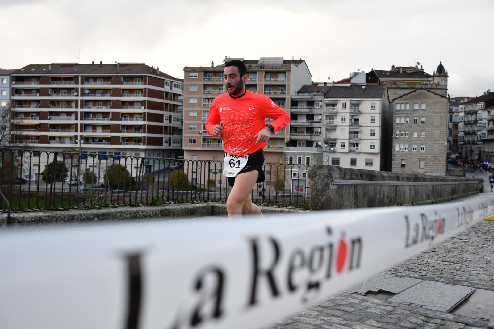 Los ourensanos despidieron el año corriendo (XESÚS FARIÑAS)