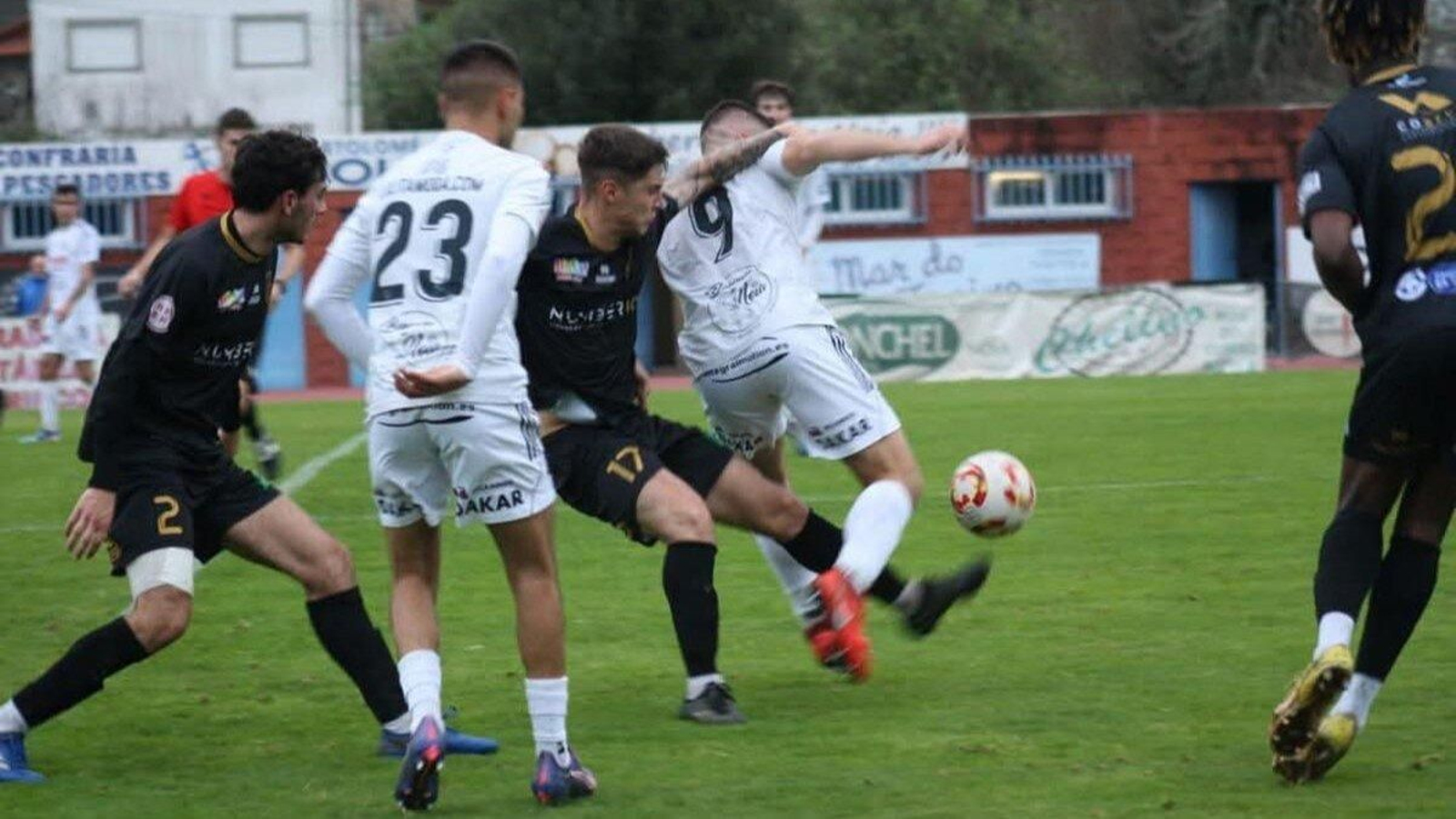 El medio del Barbadás, Mario Fariña, en una pugna.