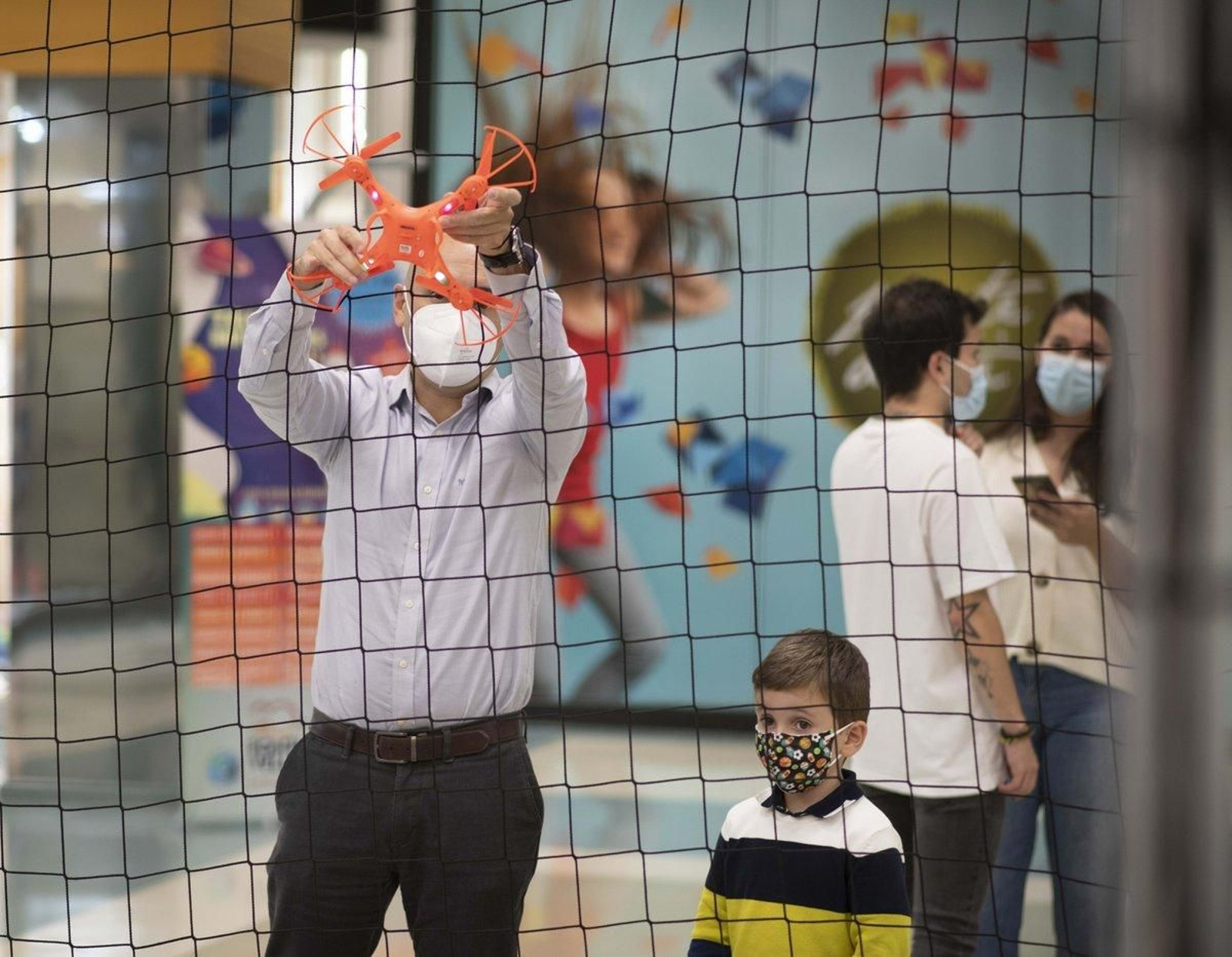 Algúns pais tamén se animaron a probar sorte co mando de control remoto e tiveron que botarlle unha man ós cativos á hora de desenredalos das cordas que pechaban o circuíto.