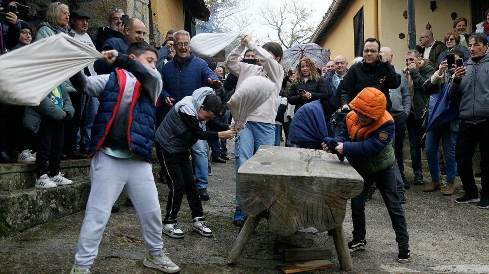 Parada de Sil revive la tradición con la Festa da Pisa da Castaña