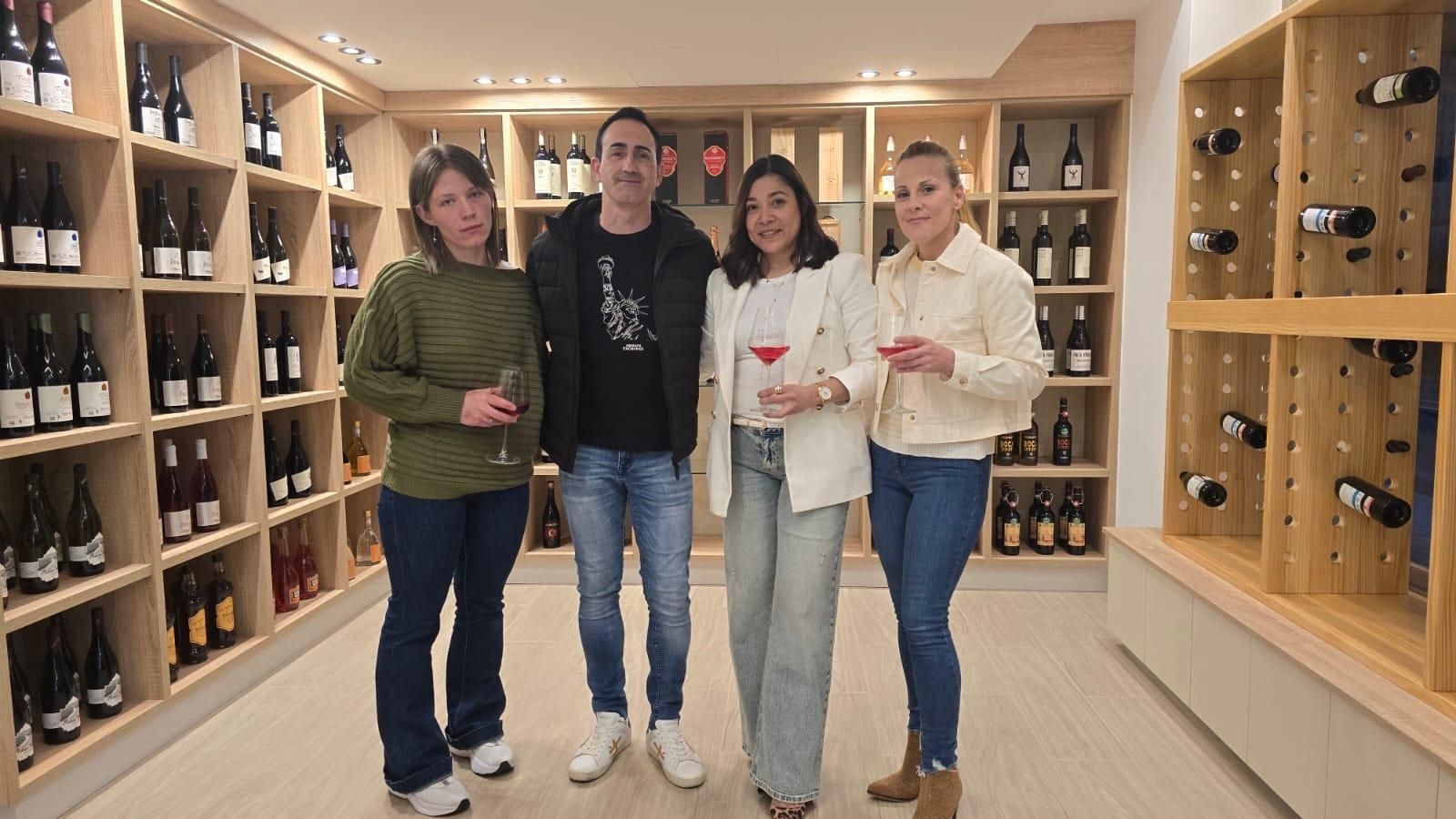 Os propietarios coas dúas empregadas na zona de Vinoteca de Bicas Malena.