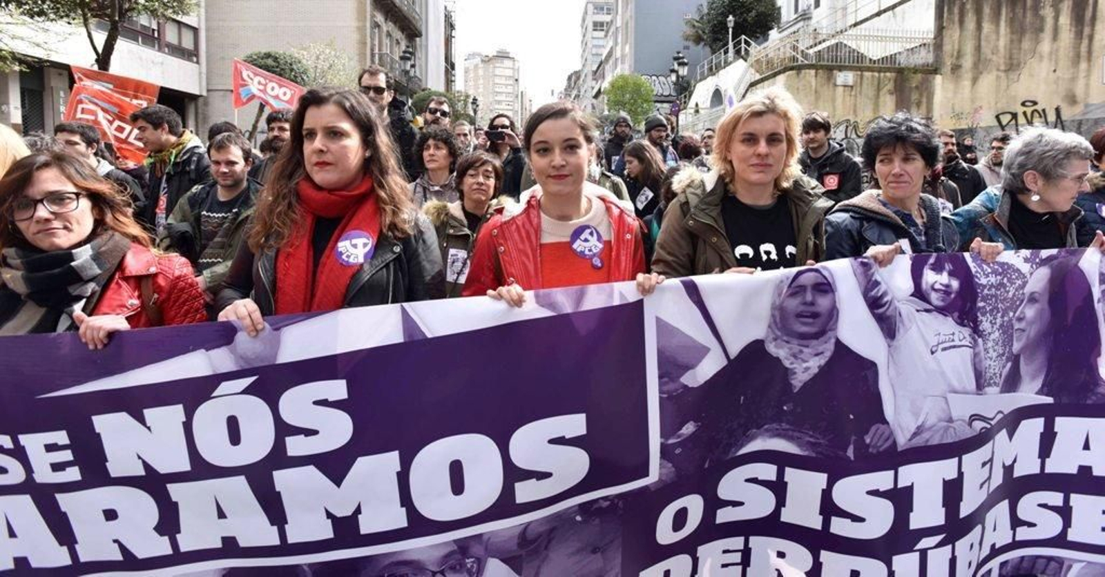 La marcha feminista recorre las calles de Vigo 47