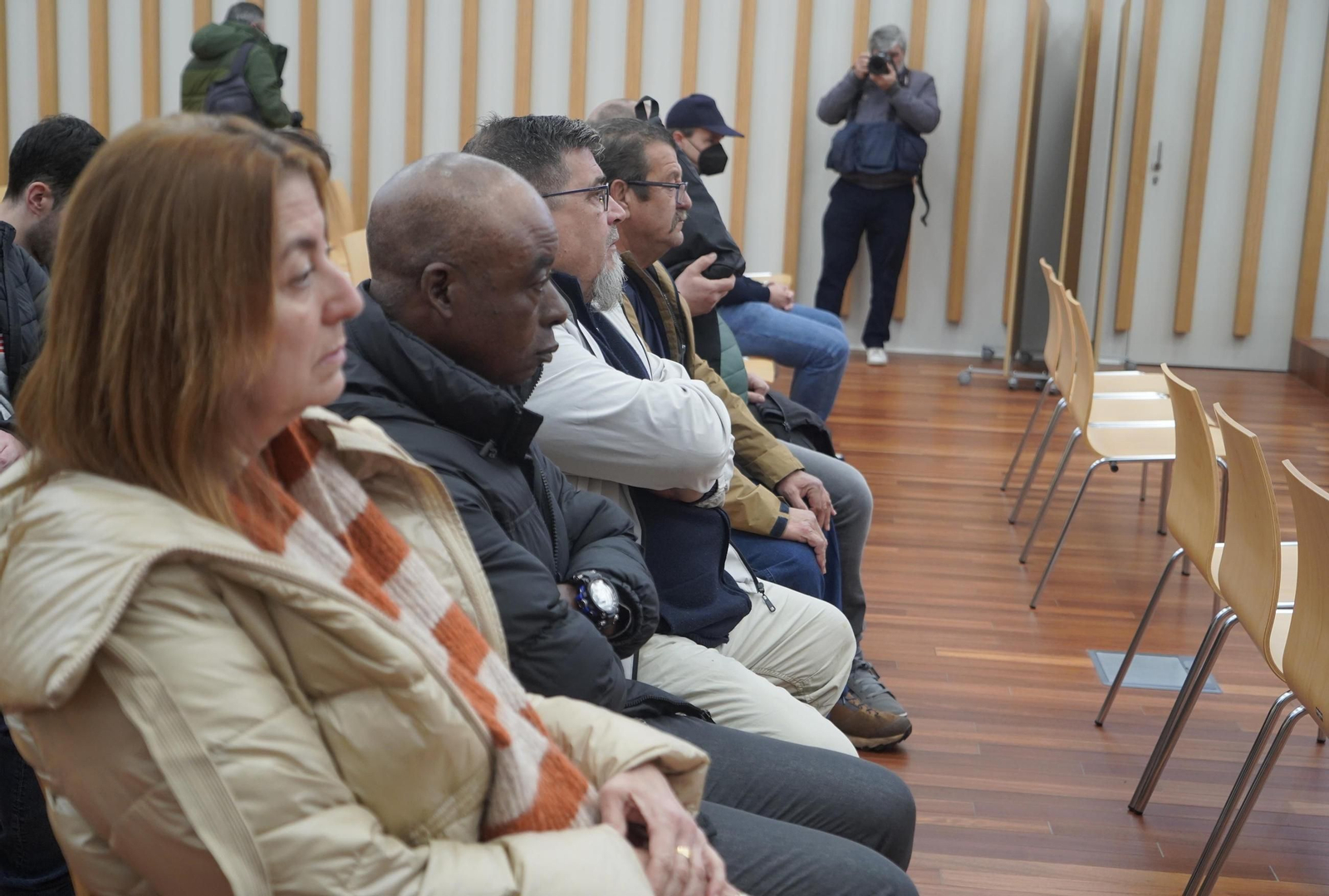 Imagen de los acusados ayer en el banquillo de la macrosala. El armador del barco, Pedro G.F., está al fondo.