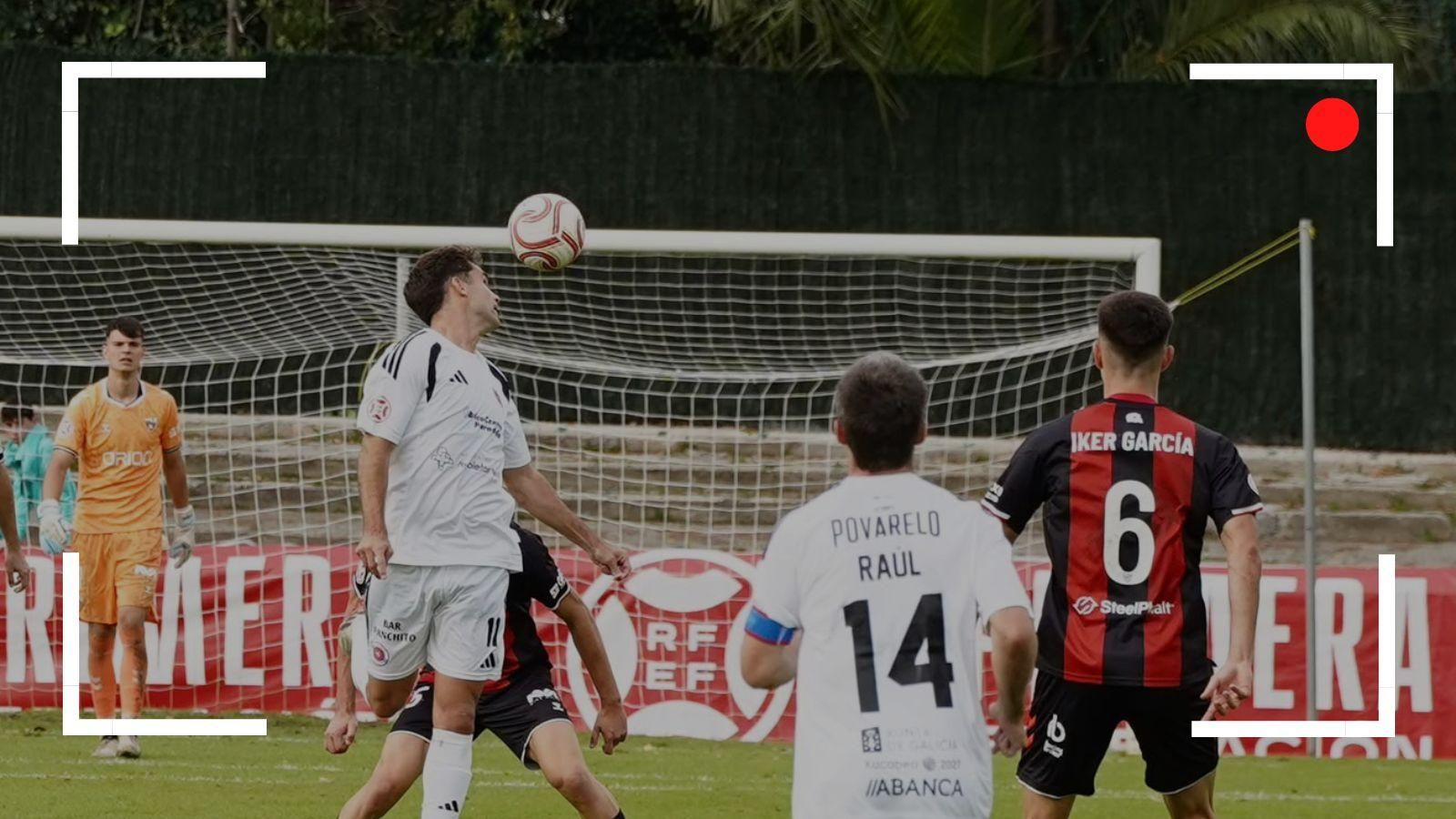 Baldrich busca contactar con el balón.