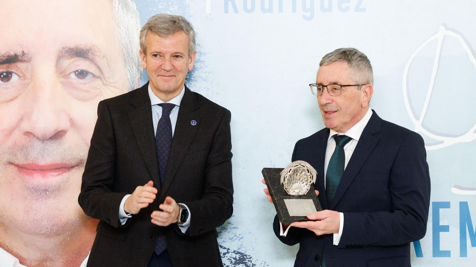 El director de Atlántico, Julio Rodríguez, recoge el premio de manos del presidente de la Xunta Alfonso Rueda.