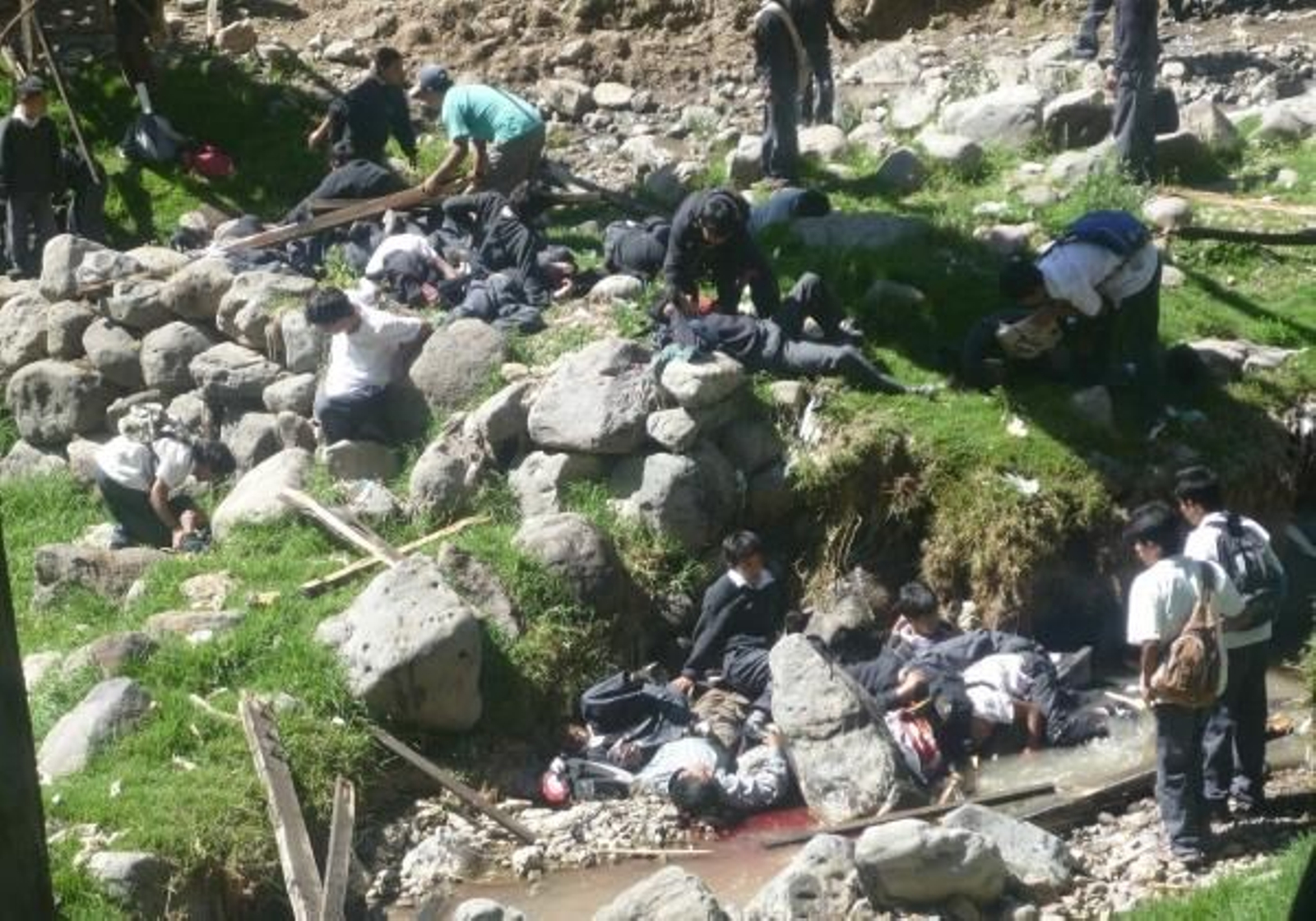 Imagen de algunos de los escolares heridos al desprenderse el puente. (Foto: José Ataujo)