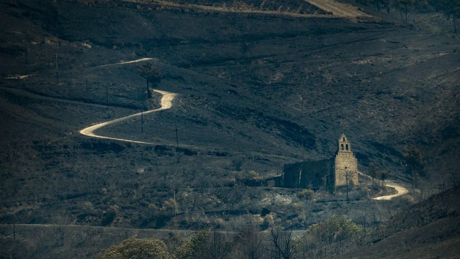 Imagen de la superficie calcinada en Rubiá por el incendio que afectó a la comarca de Valdeorras en julio de 2022.