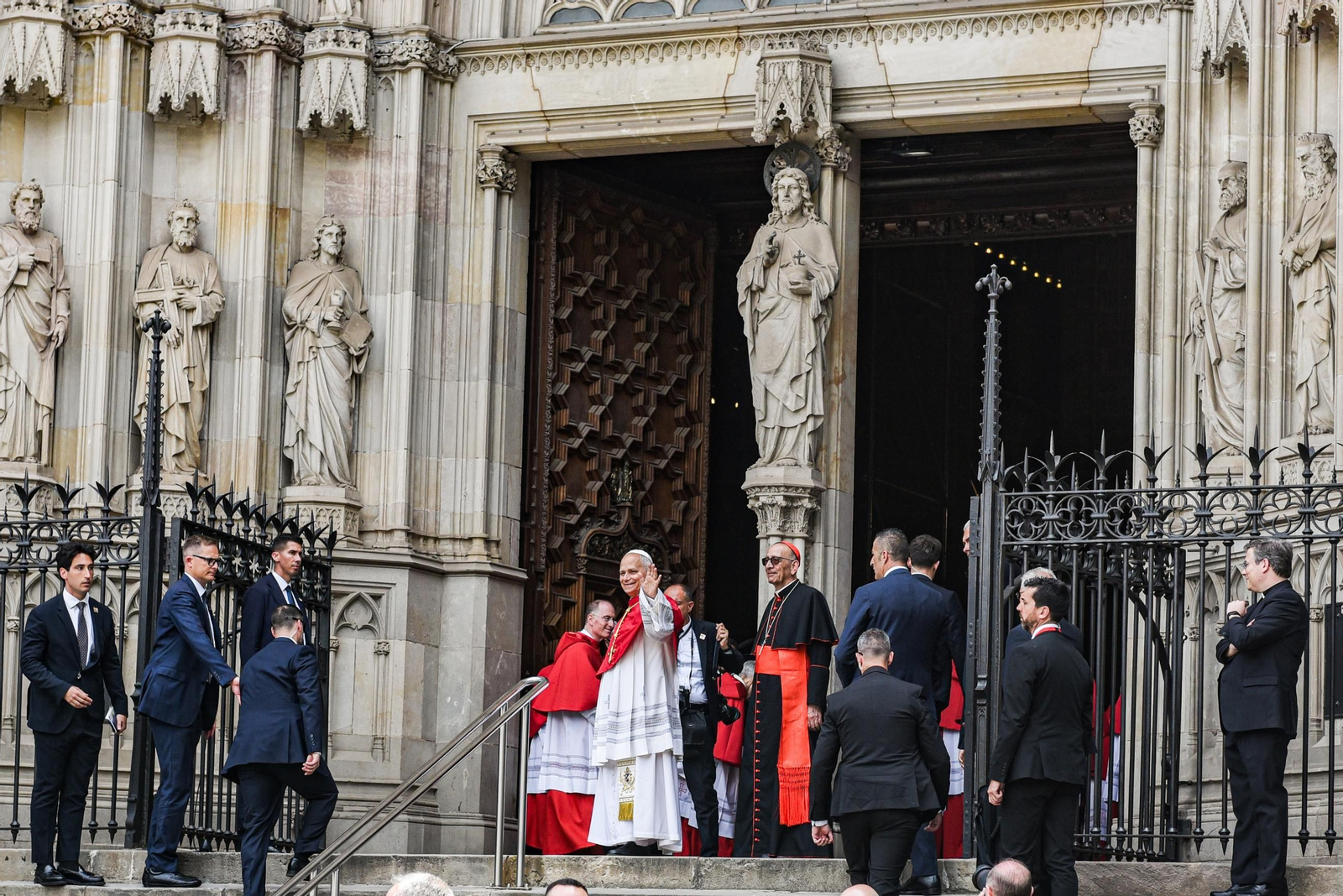 Galería | Cuarta jornada del papa León XIV en Barcelona, así lo acogieron en la catedral