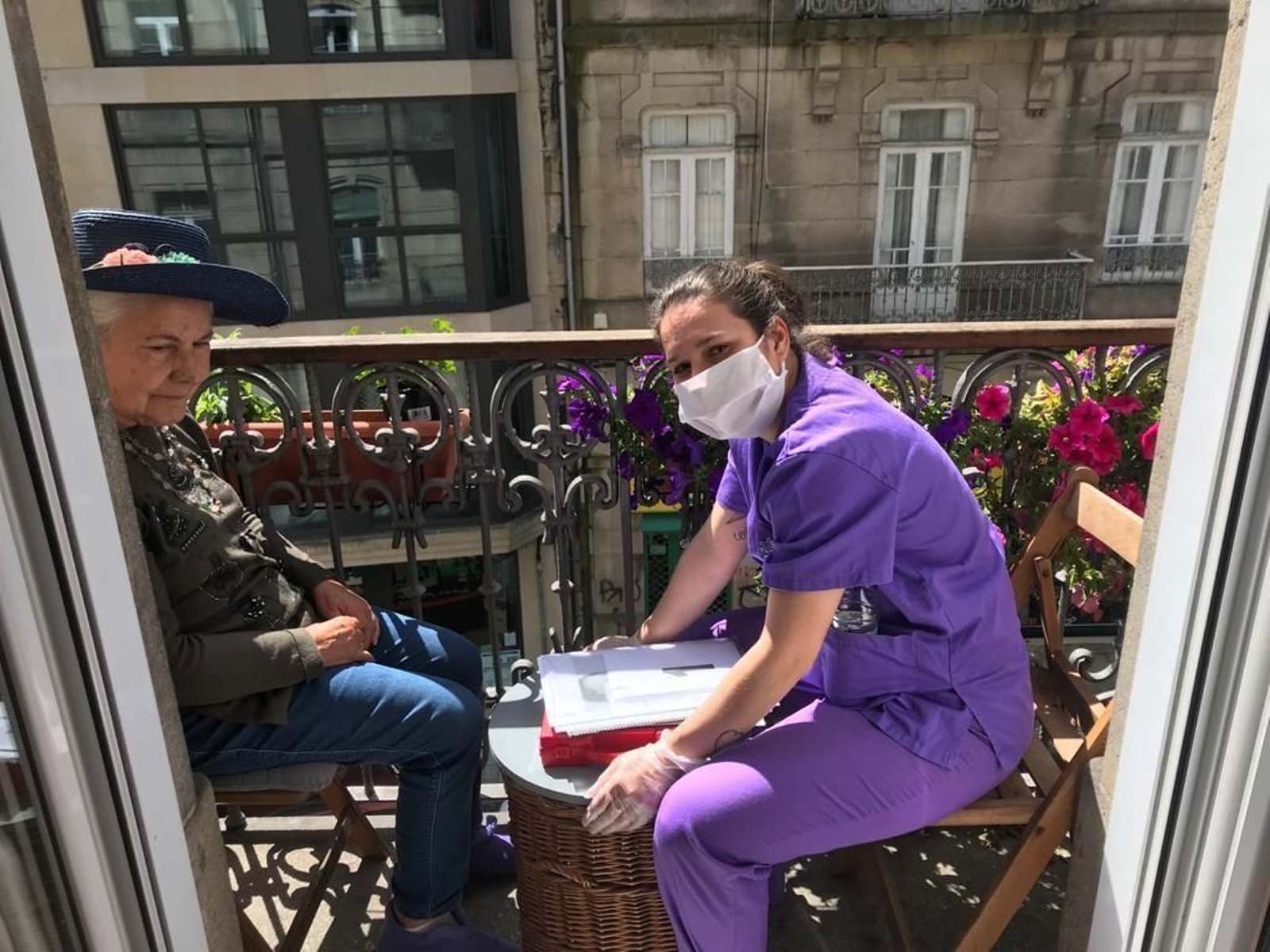 Una profesional de Afaga atendiendo a una usuaria en su domicilio.