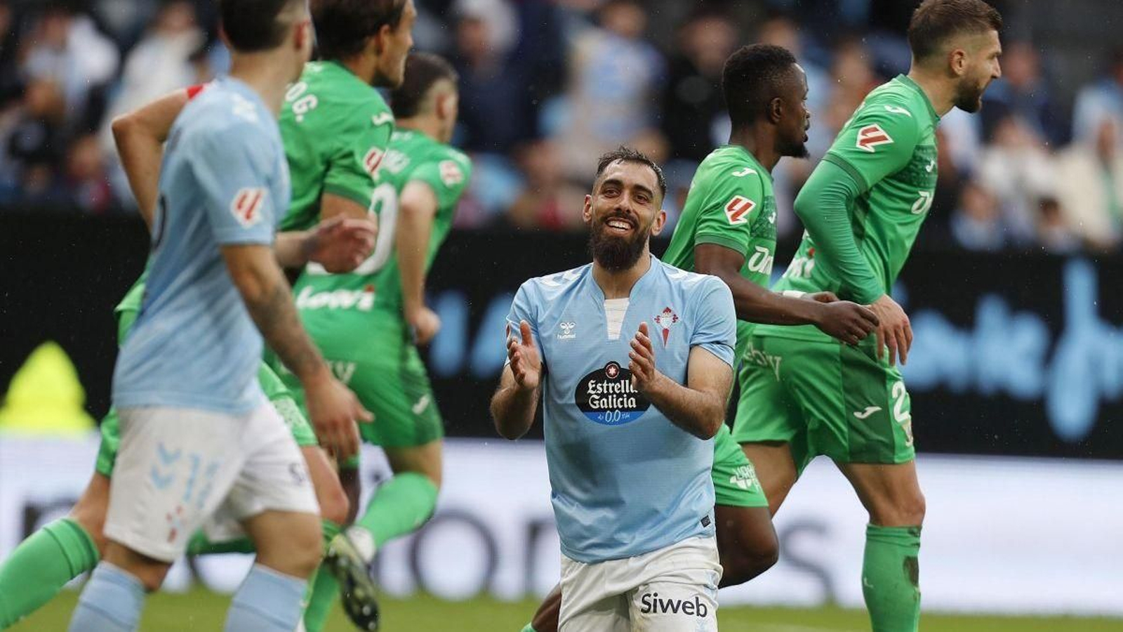 Borja Iglesias se dirige a Alfon tras una acción del partido. Los dos inventaron el segundo gol celeste, el de la remontada.