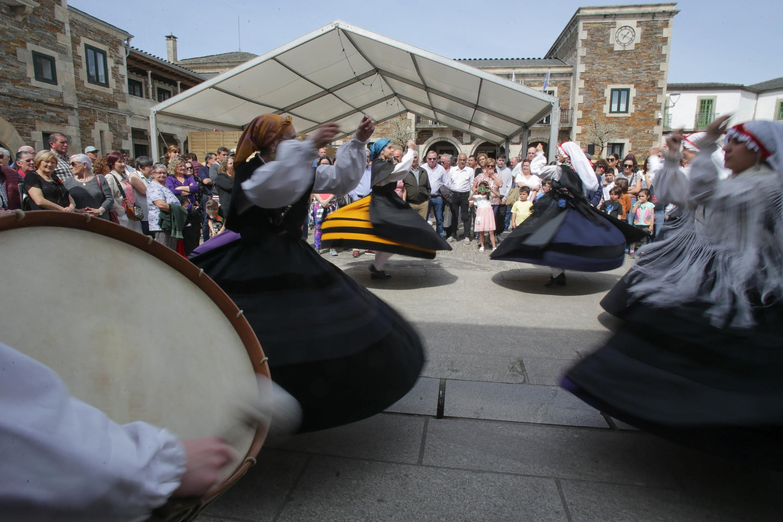Las organizaciones consideran que la comunidad gallega, por su identidad cultural y lingüística, también debe contar con representación.