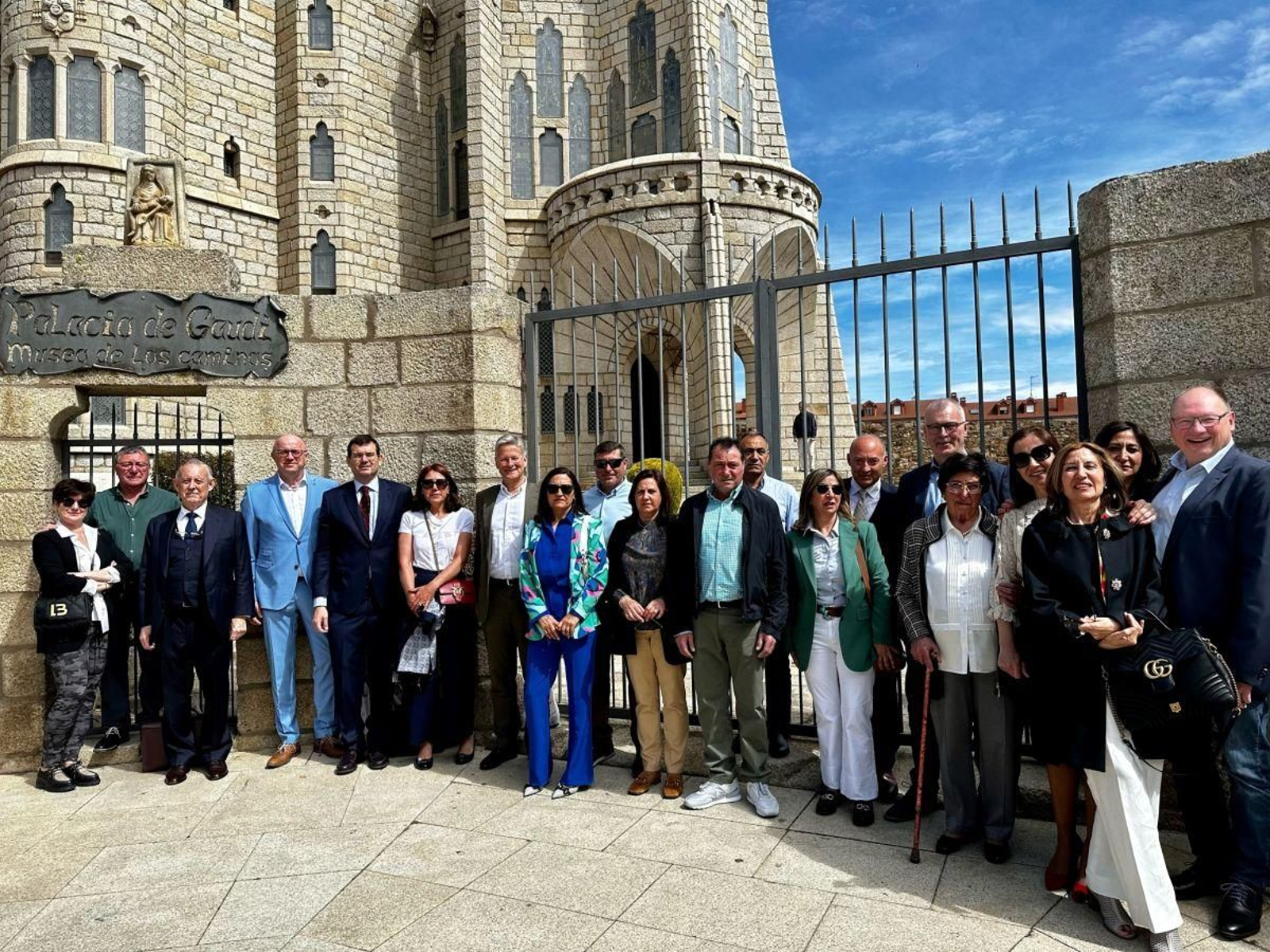 Representaciones del grupo comprador y la empresa vendedora, tras la firma.