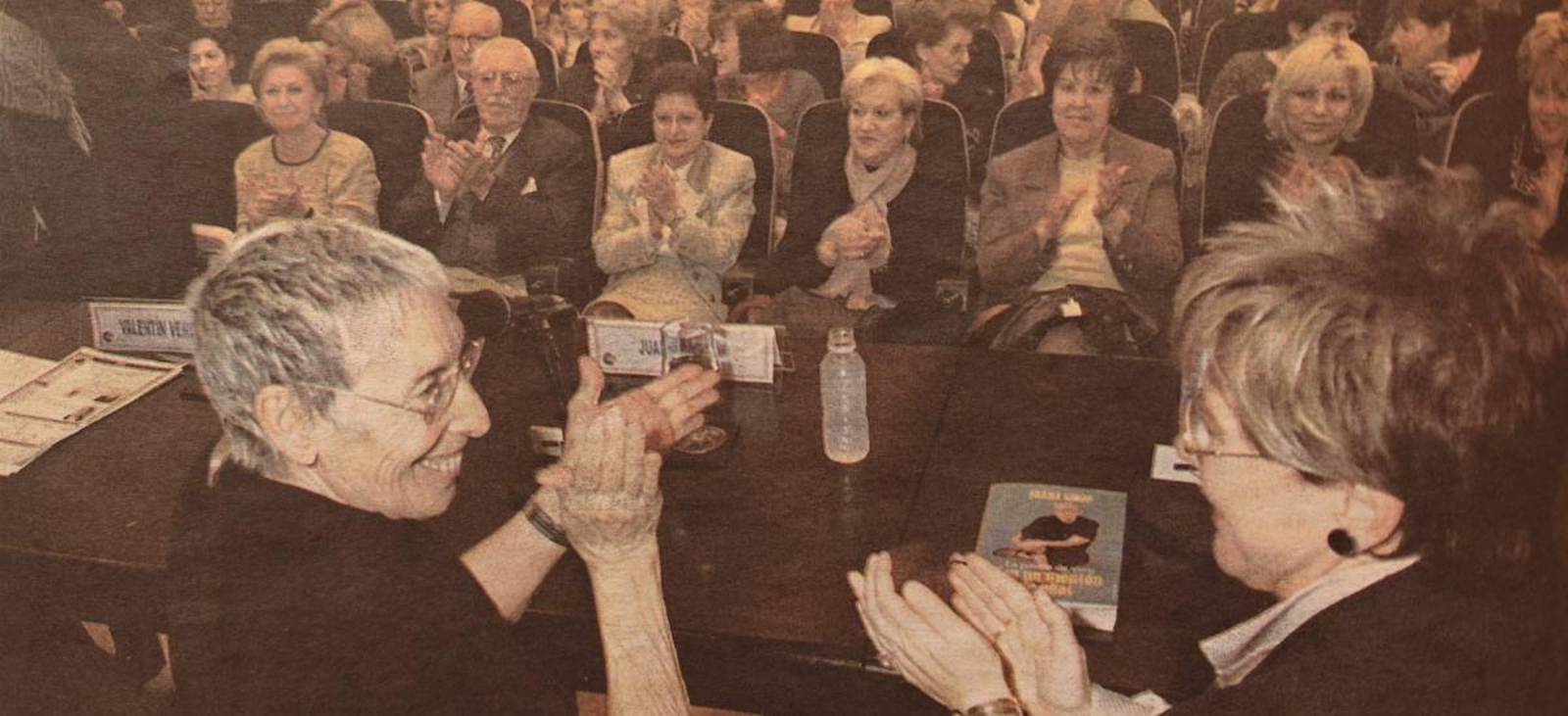 Juana Ginzo y Tareixa Navaza ante el público.