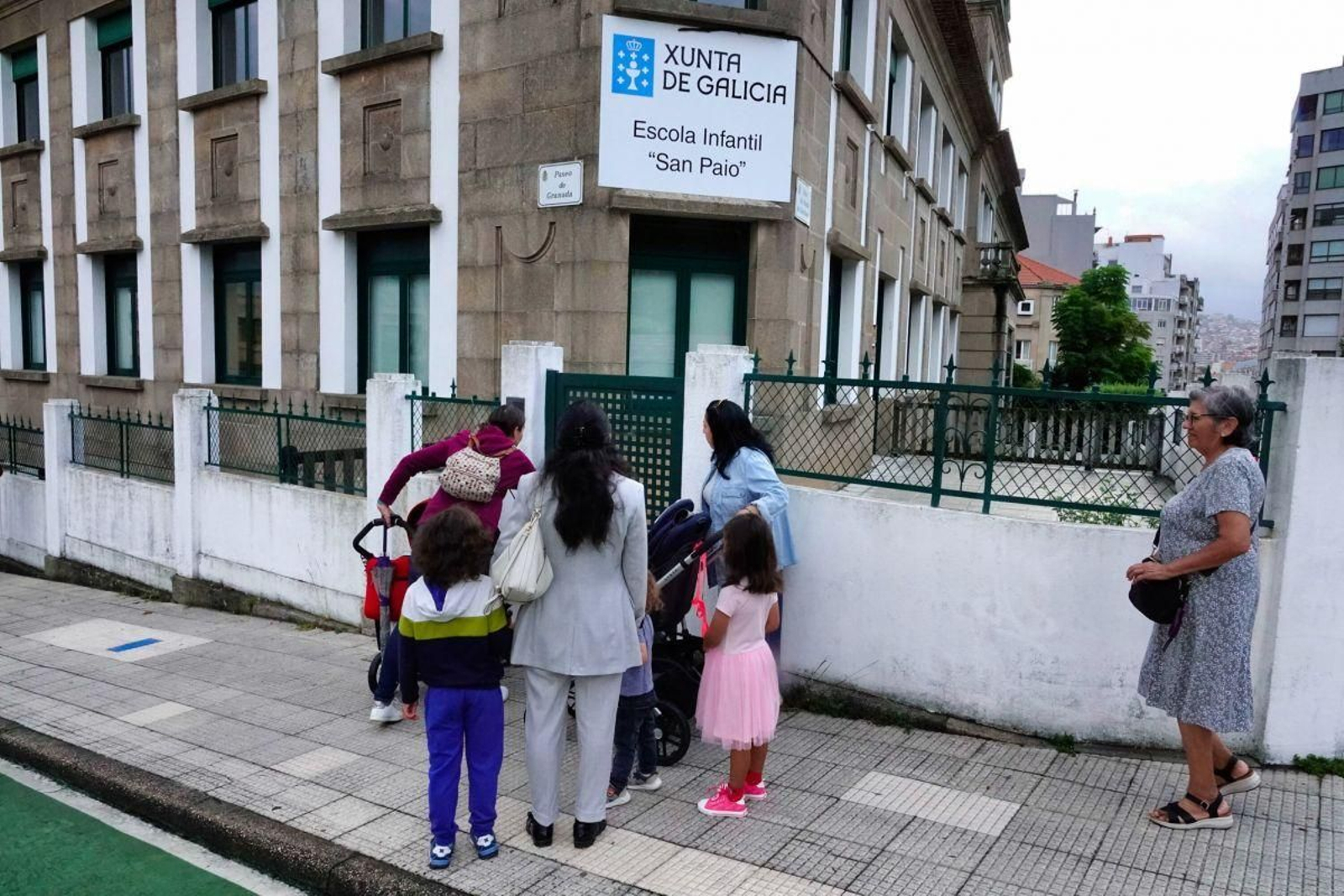 Padres y madres con sus niños pequeños en el inicio del curso en las escuelas infantiles.