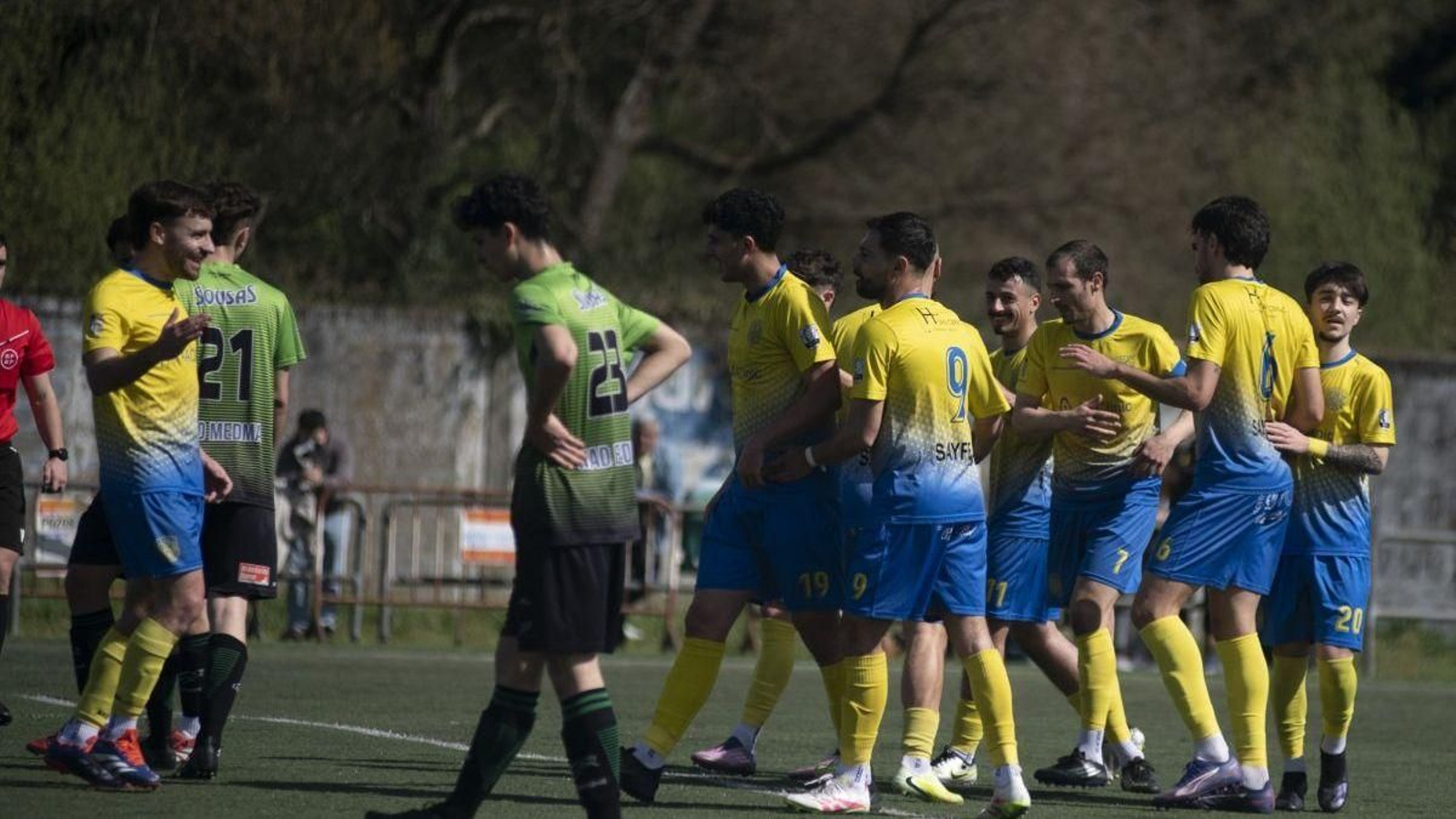Los jugadores del Polígono celebran el primer gol marcado por David.