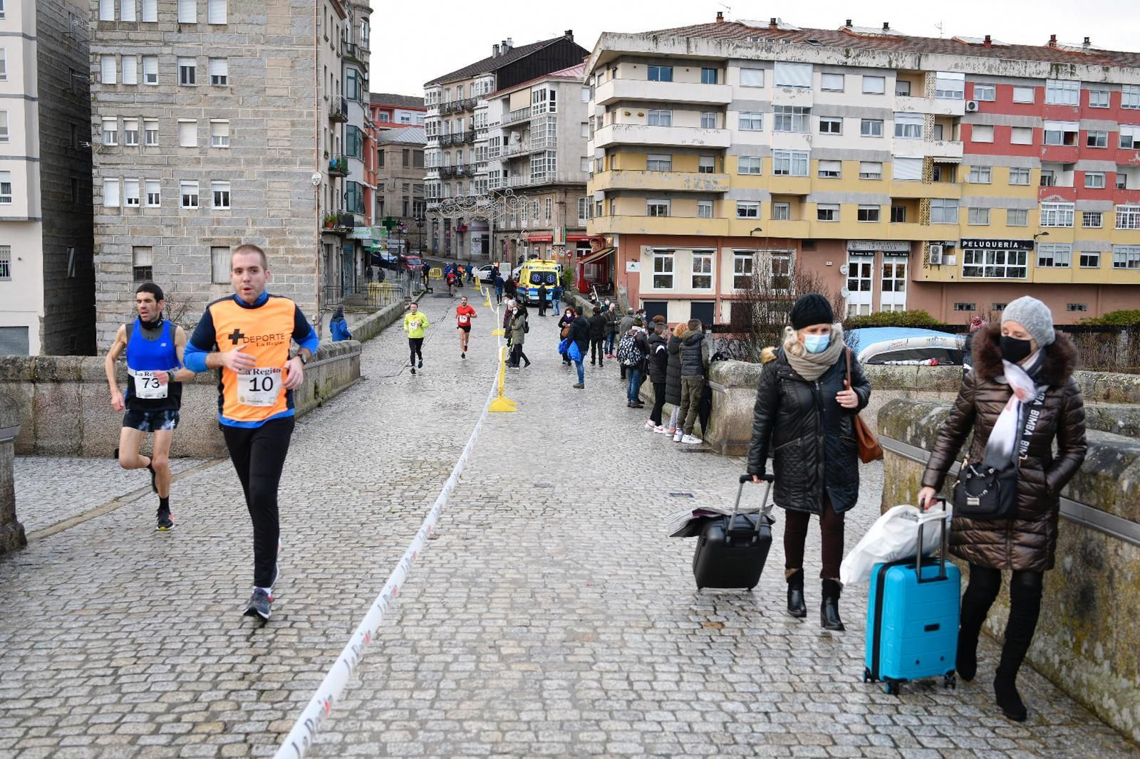 Los ourensanos despidieron el año corriendo (XESÚS FARIÑAS)