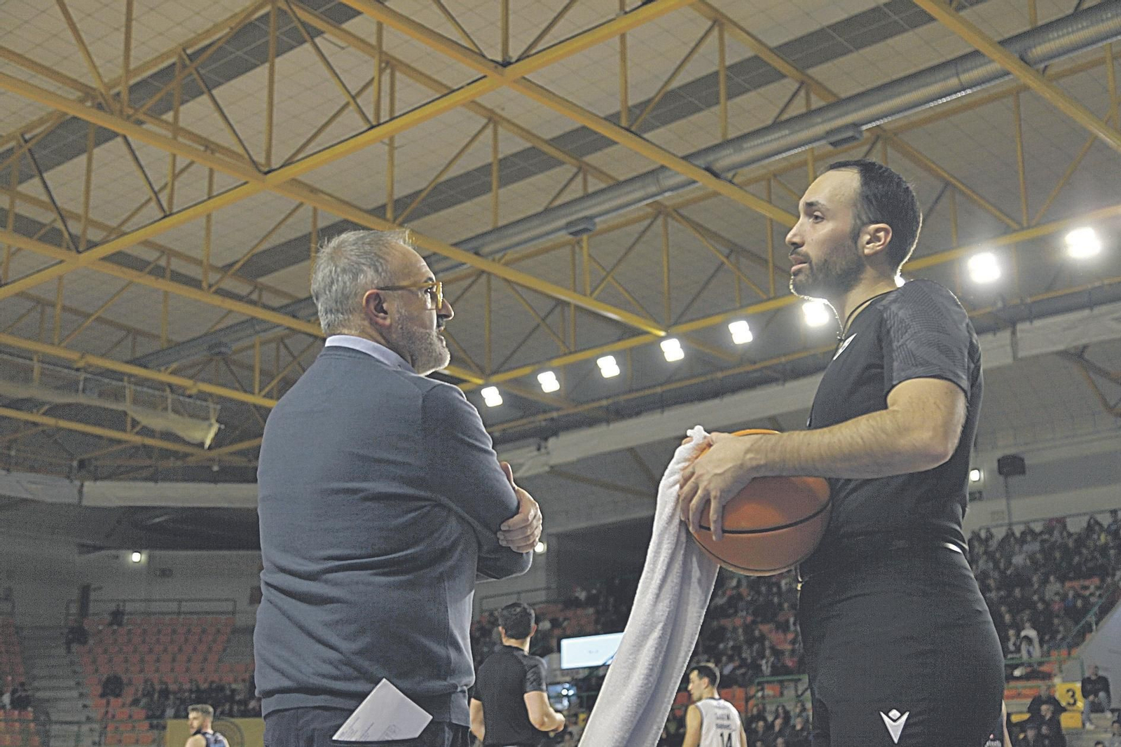 Moncho López, entrenador del COB, hablando con un árbitro.