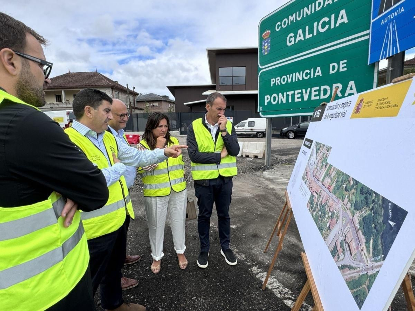 El delegado del Gobierno, Pedro Blanco, observando un panel sobre el proyecto.