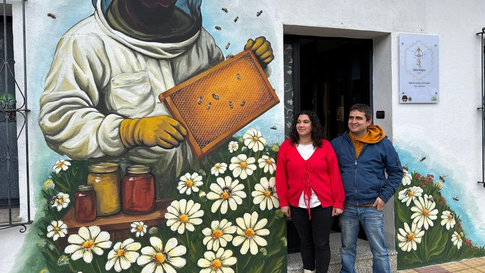 El exterior de su obrador cuenta con un mural obra del verinense Álex Araújo.