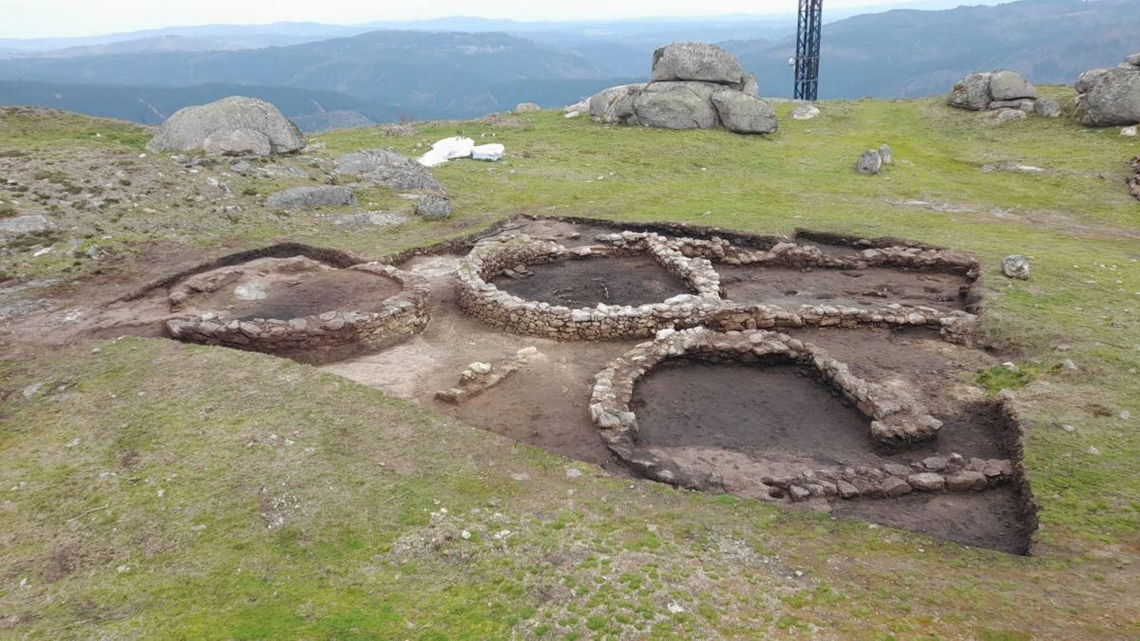 Tres cabañas circulares y estructuras excavadas en el Castro de San Vicente, en Avión.