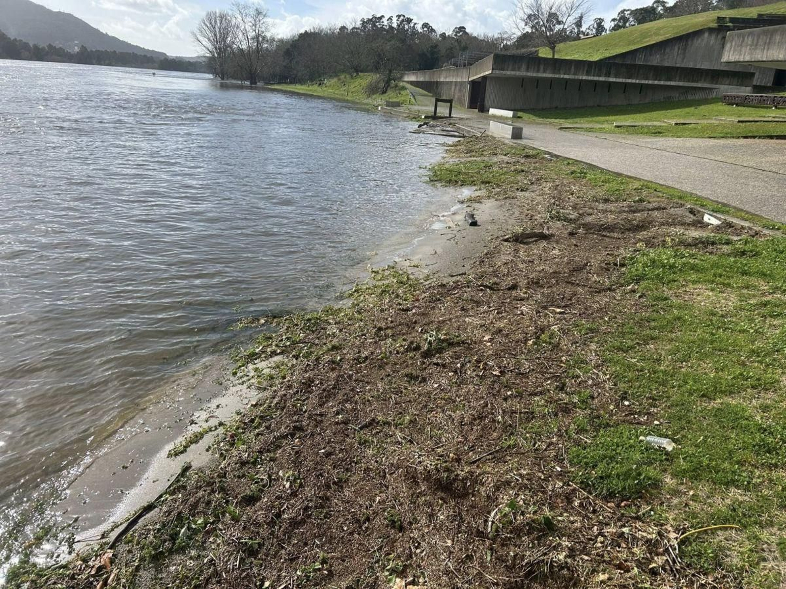 El agua del río subió durante la mañana de ayer de forma notable en la zona de Goián, en el municipio de Tomiño.