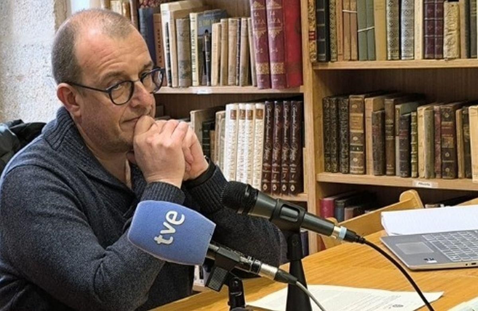 El candidato del BNG, Fernando de Abel, durante una rueda de prensa.