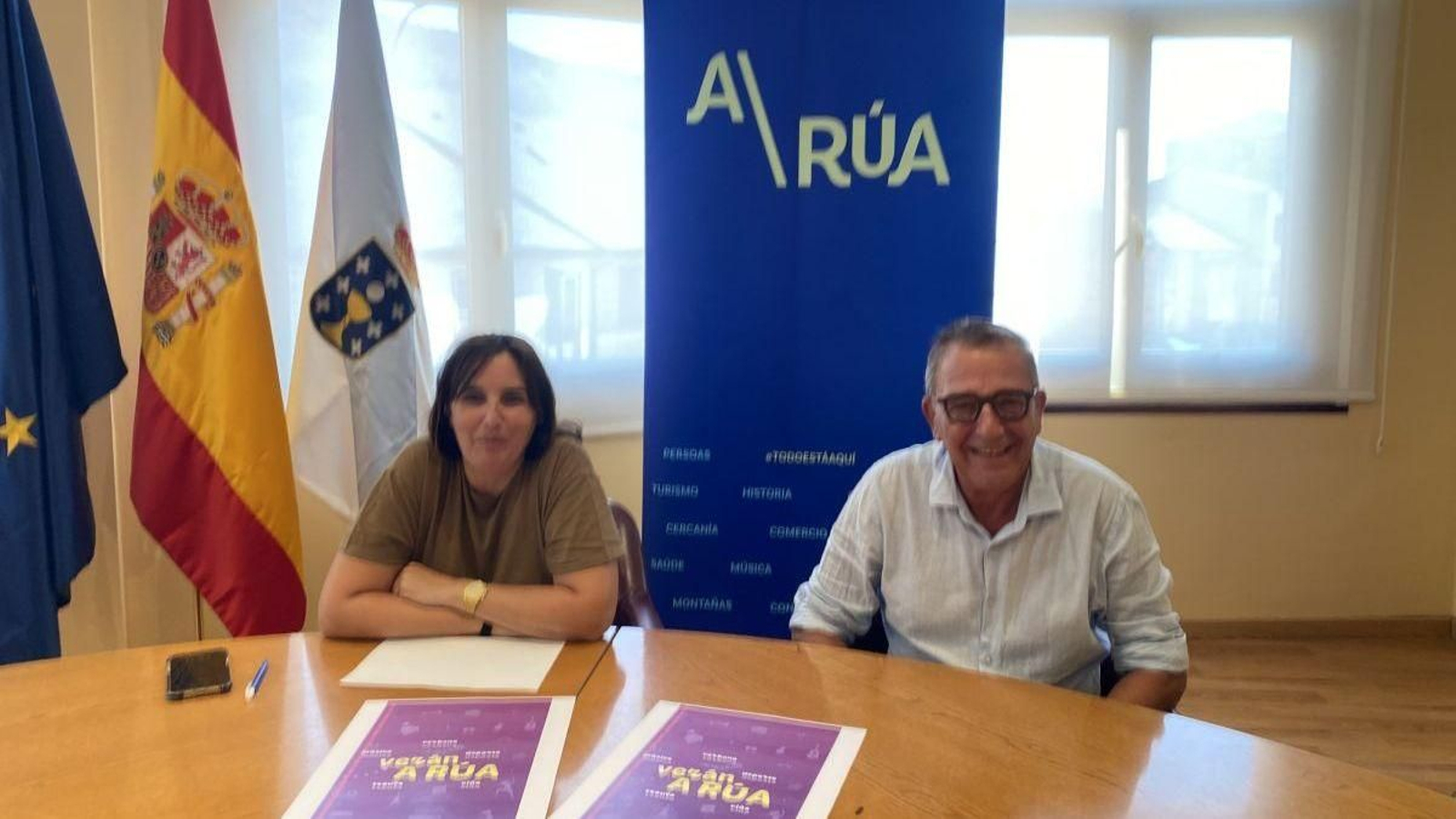 La alcaldesa de A Rúa, María Albert, junto al edil de Cultura, Jose Vicente Solarat.