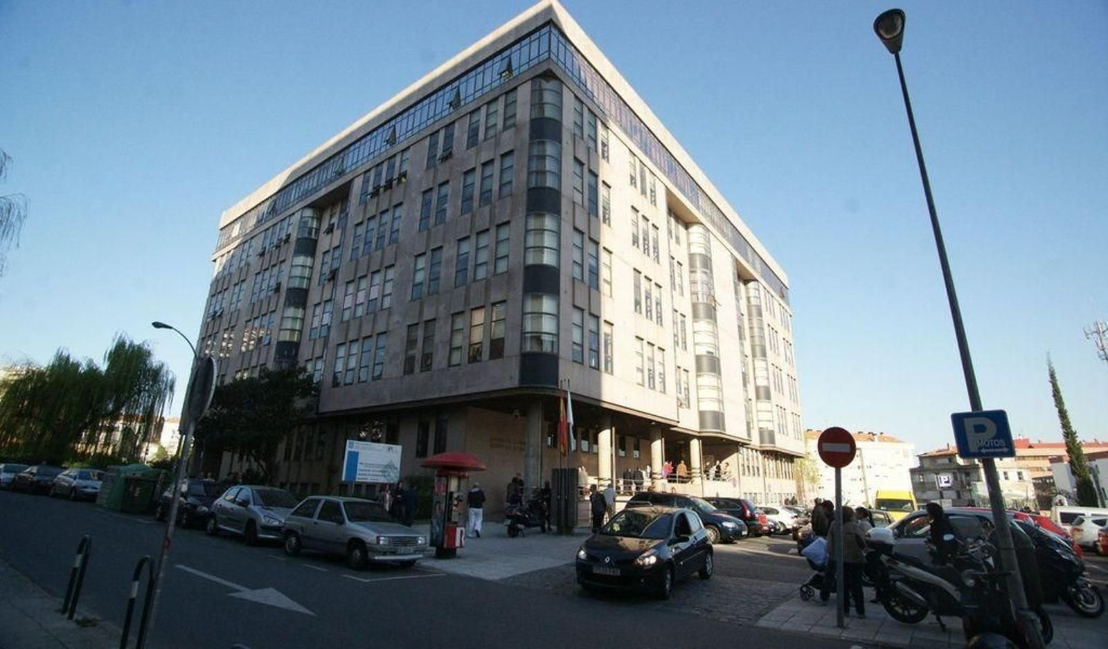 El edificio de los antiguos juzgados, en calle Lalín.