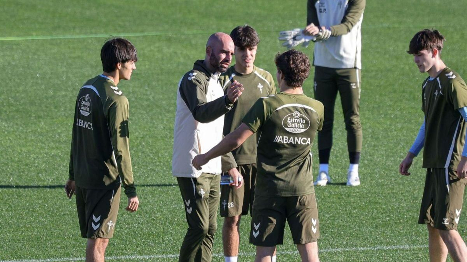 Claudio saluda ayer a los juveniles Mario, Jorge, Hugo Pérez y Noah.