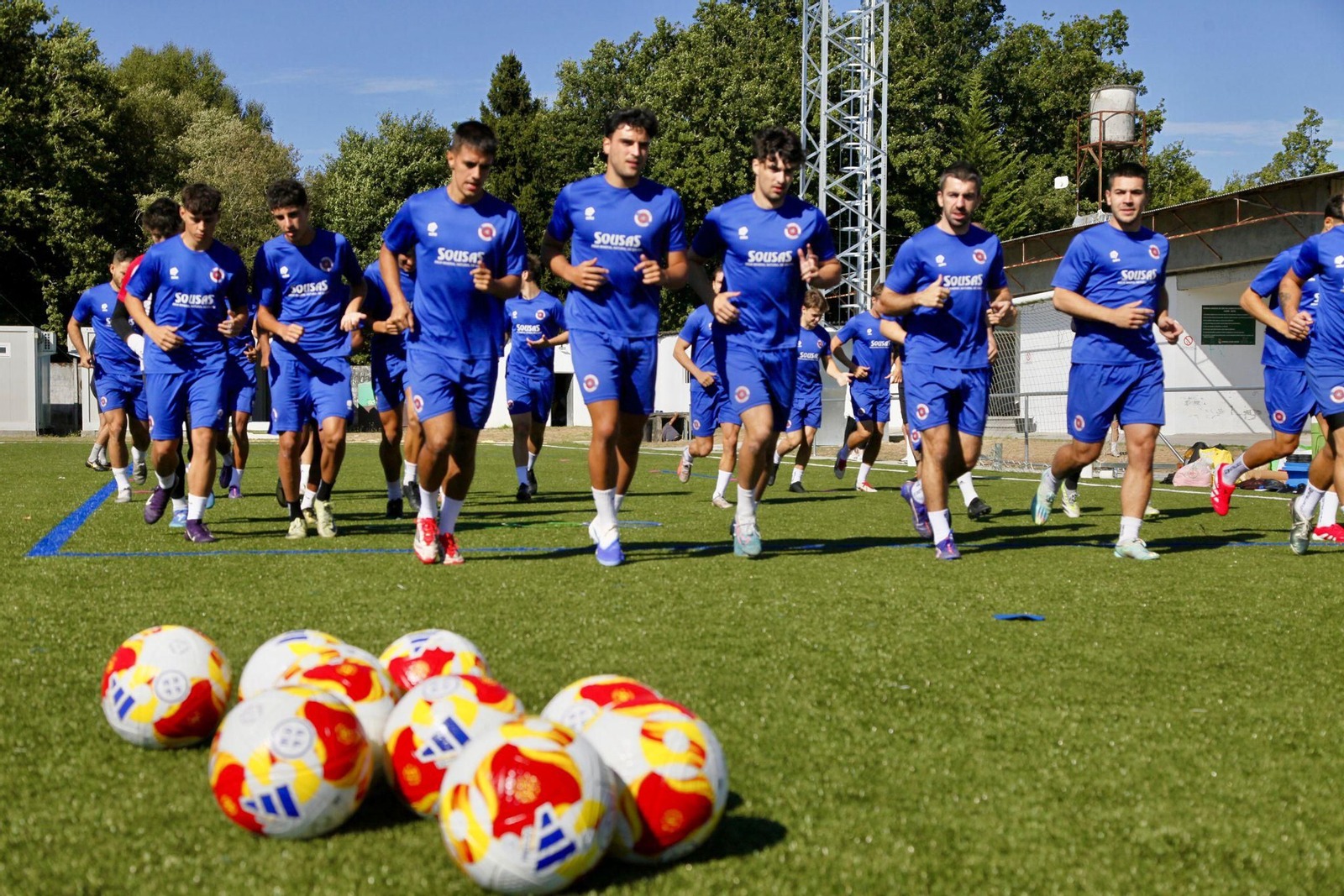 A las 10:15 h, el equipo se trasladó al campo sintético de Albán, donde continuaron los entrenamientos con un enfoque físico y competitivo
