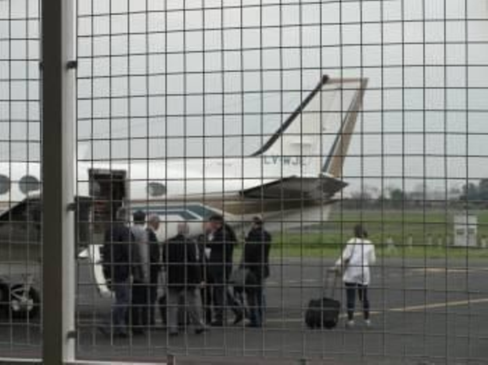 Núñez Feijóo (3º por la derecha) y su comitiva, subiendo al avión privado de López Carballedo en el aeropuerto bonaerense de San Fernando.