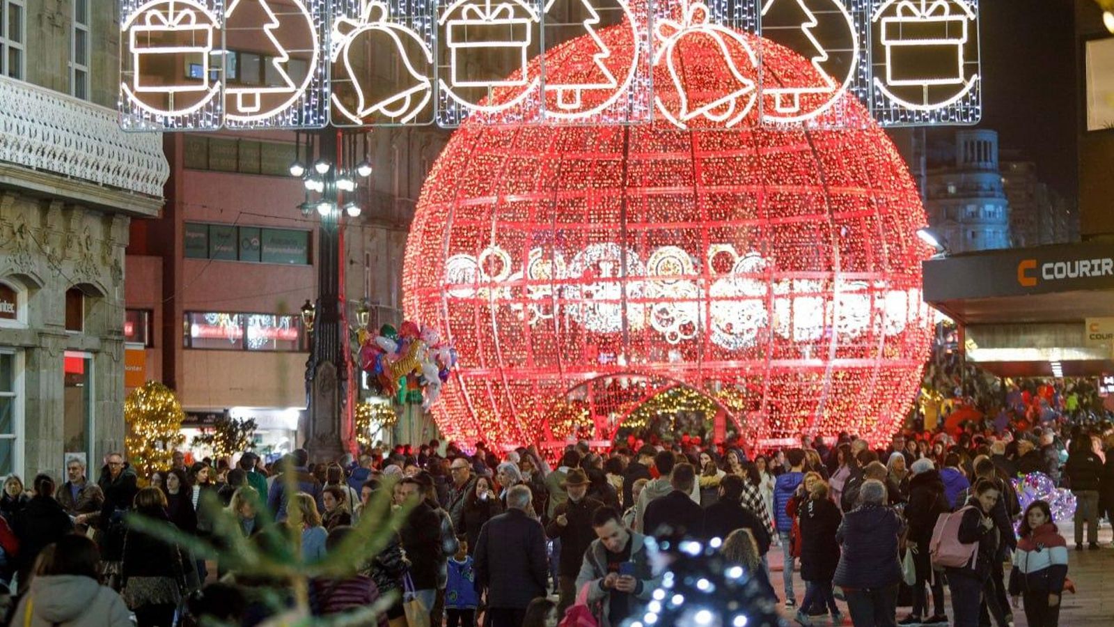 Miles de personas acuden a Vigo a conocer sus luces de Navidad. // Jorge Santomé