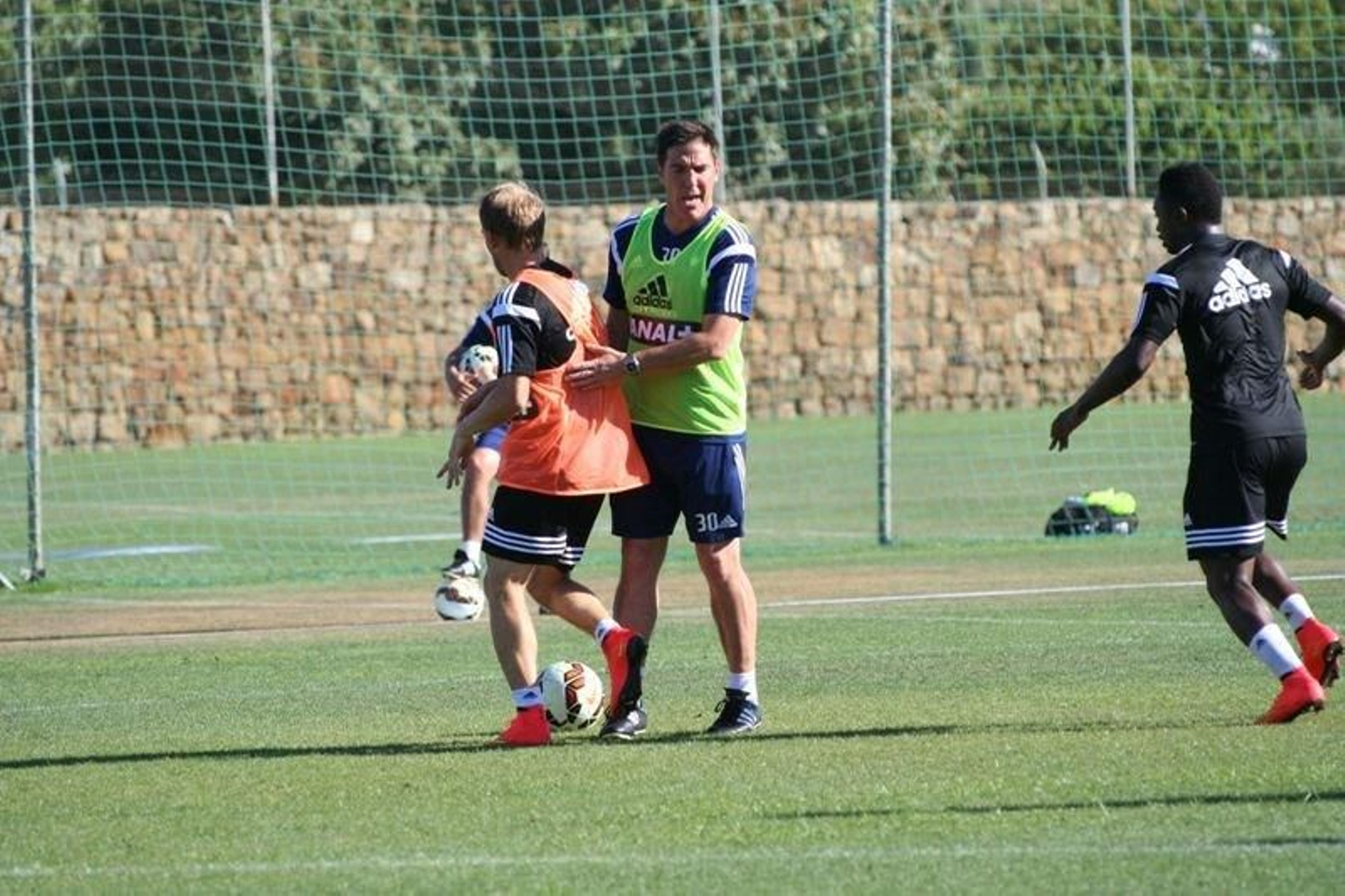 El técnico celeste, Eduardo Berizzo, deja pasar a Krohn-Dehli en un momento del entrenamiento de ayer.