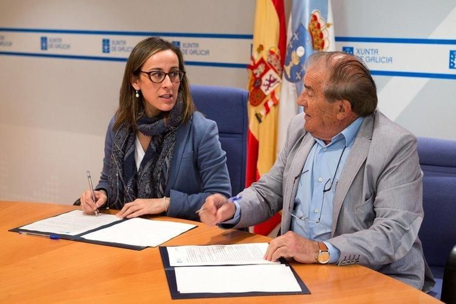 Ethel Vázquez y Manuel Corzo, durante la firma del convenio.