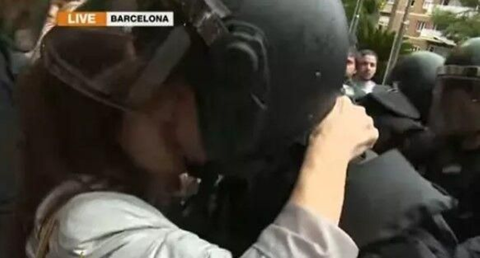 Imagen del beso al policía en el 1-O. // Al Jazzera