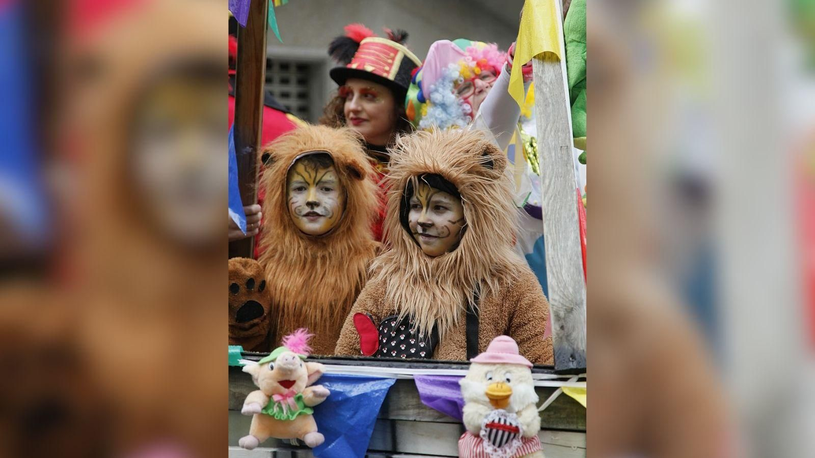Dos niños disfrazados en el desfile de la Festa da Cachucha en Carballiño.
