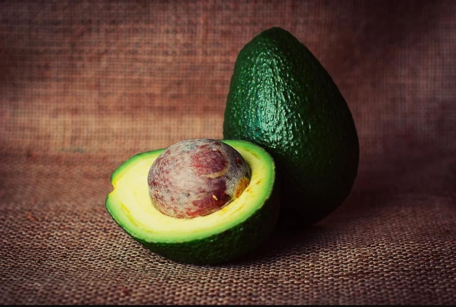 Otro ingrediente estrella es el aguacate. Aunque en España se haya popularizado en los últimos años, su uso es muy antiguo en todo Sudamérica y Centroamérica. Tanto, que no podría entenderse la gastronomía mexicana sin él. Piensa, por ejemplo, qué sería de México sin el guacamole…
