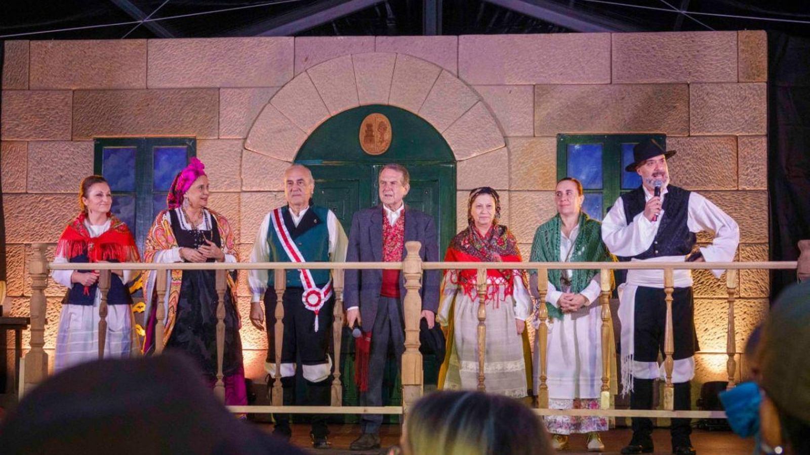 El alcalde, Abel Caballero, ayer junto con miembros de gobierno municipal