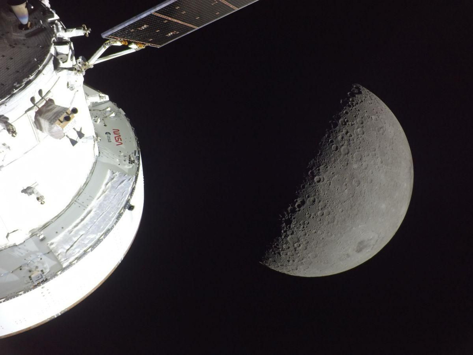 La nave espacial Orion en la misión Artemis II se aproxima a la Luna.