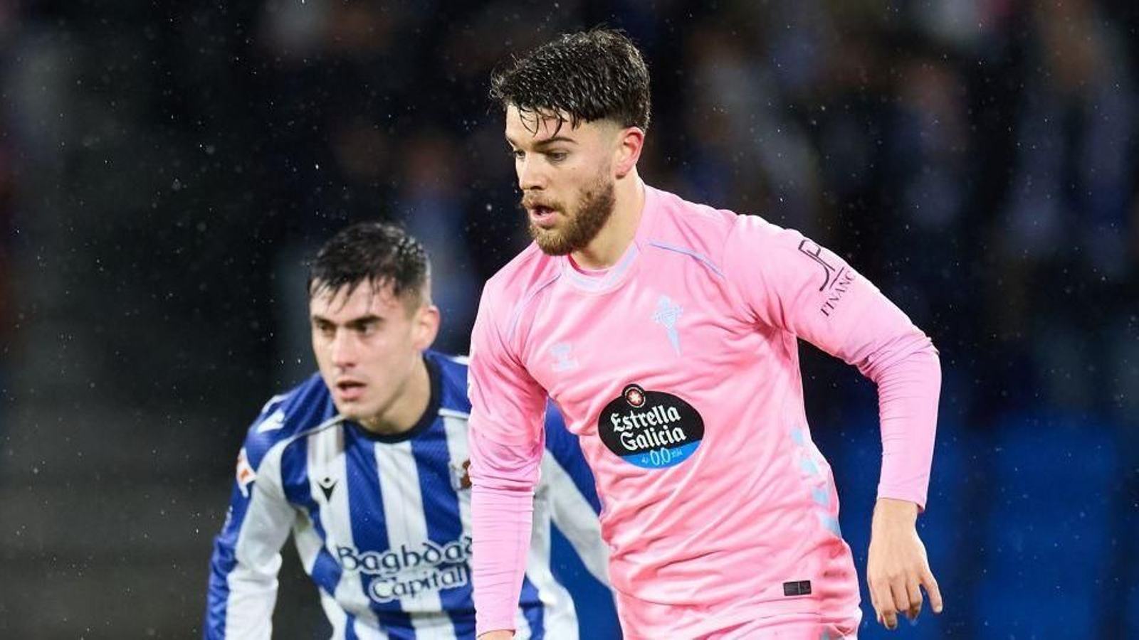 Sergio Carreira se comportó como un centrocampista más al moverse por pasillos interiores.