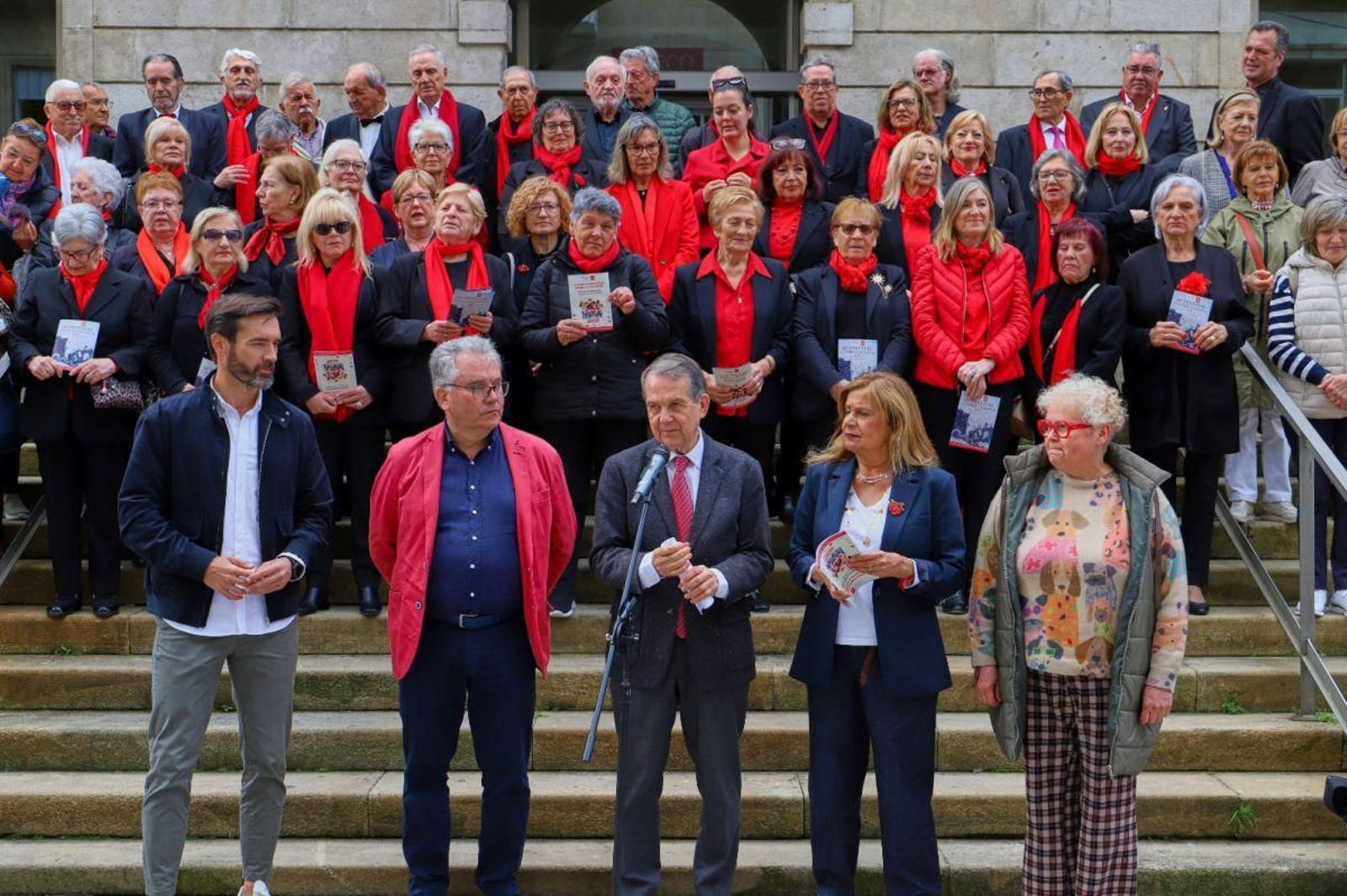 O alcalde Caballero na presentación de “Vigo, un mar de corais”, na escalinata do Marco.